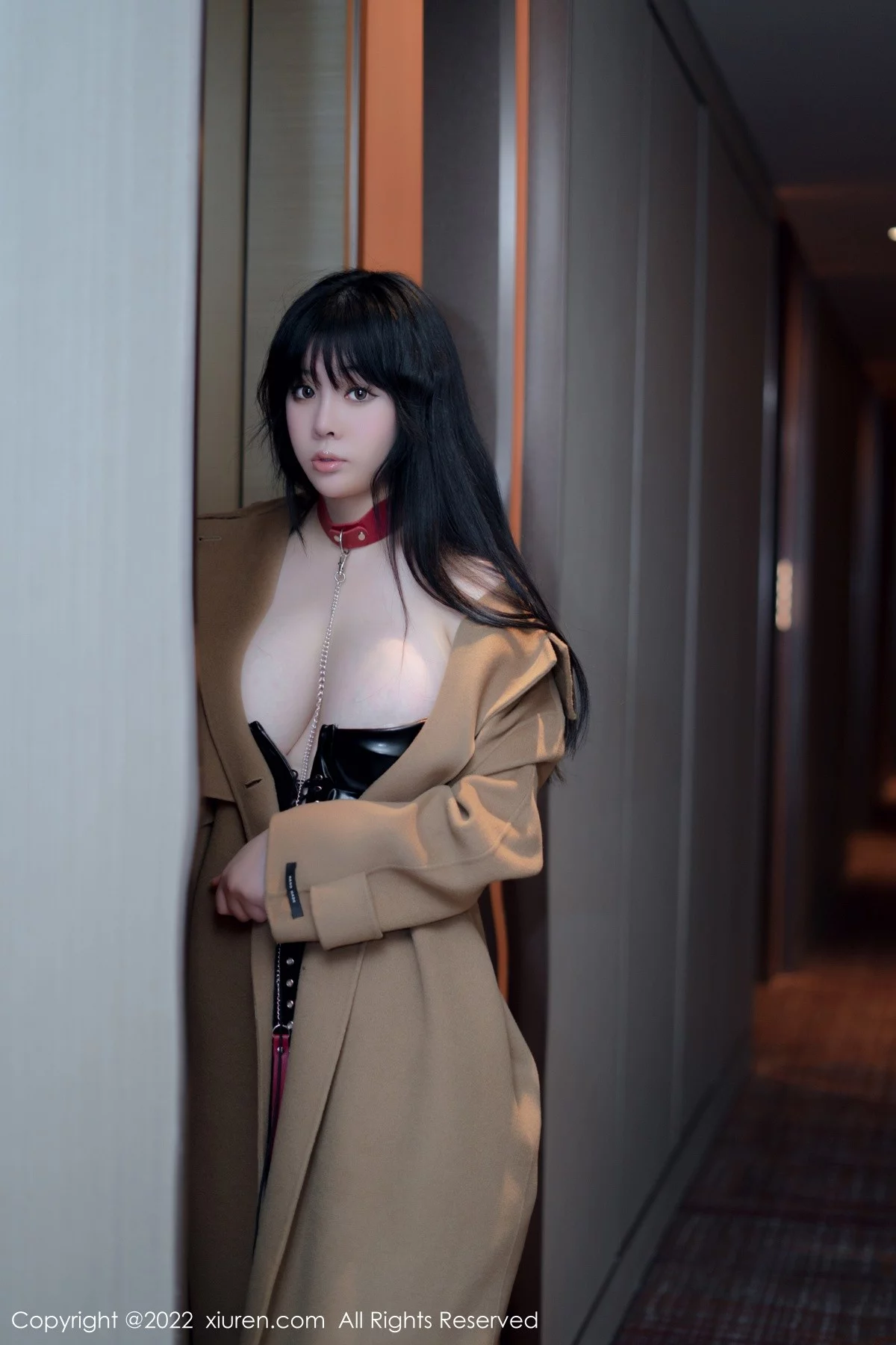 [[XiuRen秀人网]秀人网]No.5090_模特徐媛媛脱咖啡色外衣露黑色低胸皮质连体衣秀豪乳诱惑写真49P