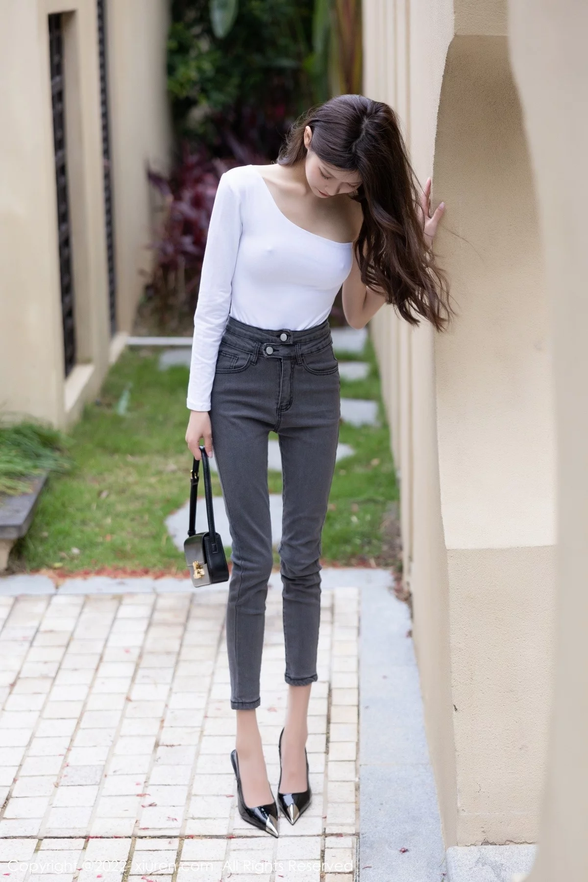 [[XiuRen秀人网]秀人网]No.5093_模特程程程厦门旅拍半脱露白色轻透收身衣配开档肉丝诱惑写真78P