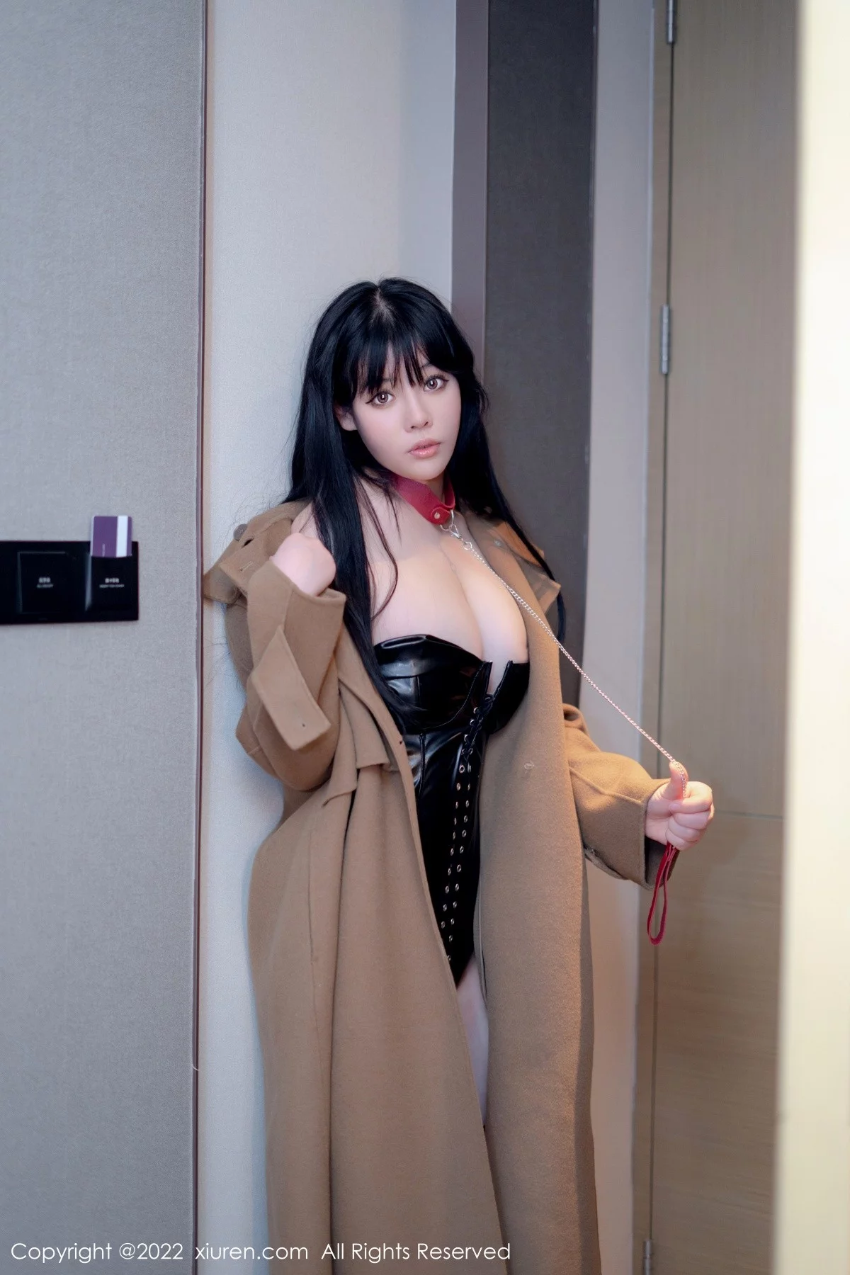 [[XiuRen秀人网]秀人网]No.5090_模特徐媛媛脱咖啡色外衣露黑色低胸皮质连体衣秀豪乳诱惑写真49P