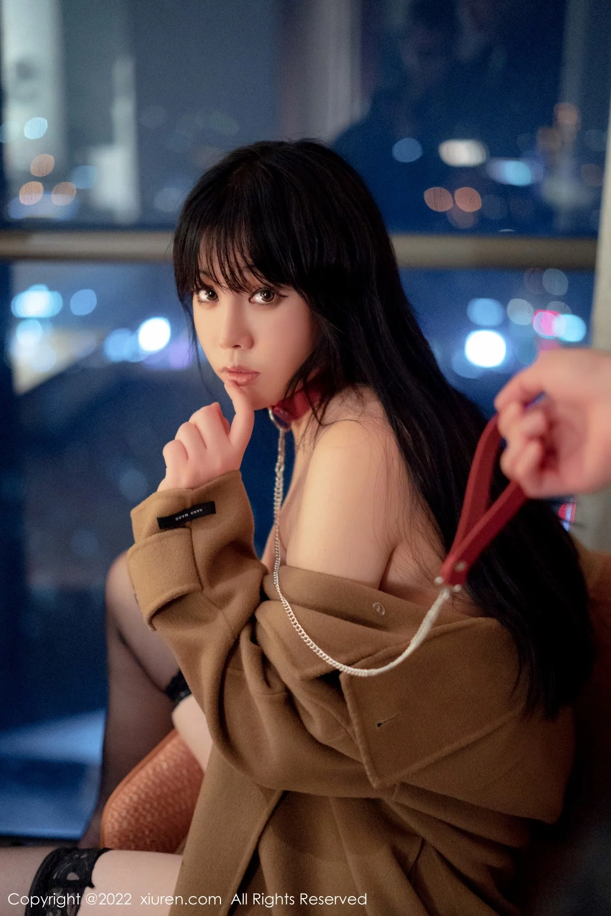 [[XiuRen秀人网]秀人网]No.5090_模特徐媛媛脱咖啡色外衣露黑色低胸皮质连体衣秀豪乳诱惑写真49P