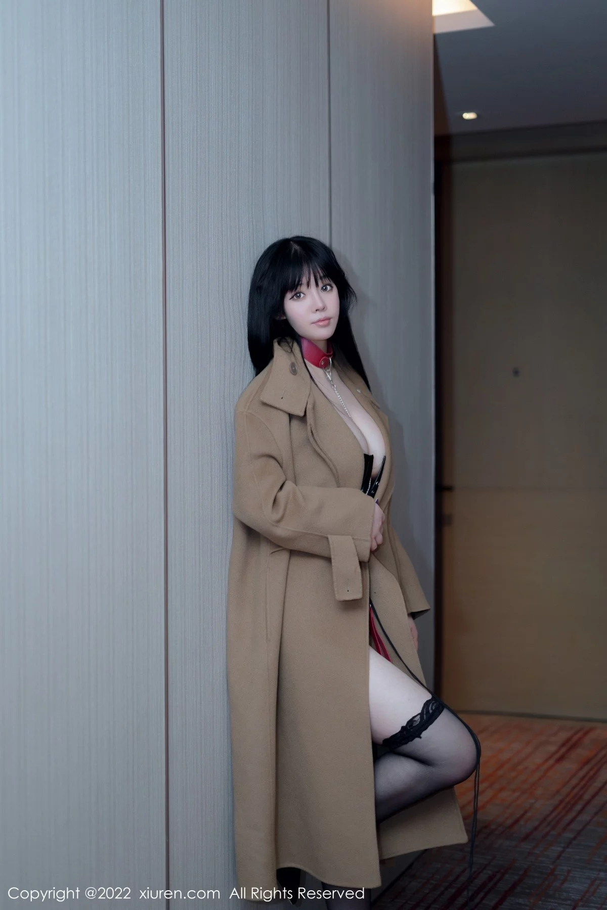 [[XiuRen秀人网]秀人网]No.5090_模特徐媛媛脱咖啡色外衣露黑色低胸皮质连体衣秀豪乳诱惑写真49P