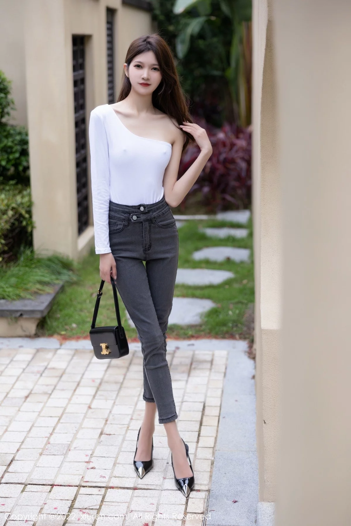 [[XiuRen秀人网]秀人网]No.5093_模特程程程厦门旅拍半脱露白色轻透收身衣配开档肉丝诱惑写真78P