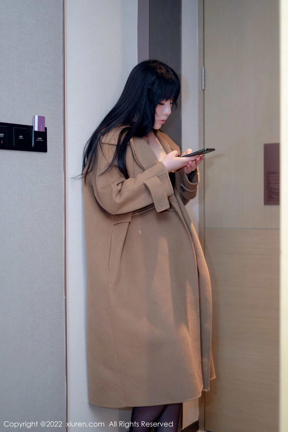 [[XiuRen秀人网]秀人网]No.5090_模特徐媛媛脱咖啡色外衣露黑色低胸皮质连体衣秀豪乳诱惑写真49P