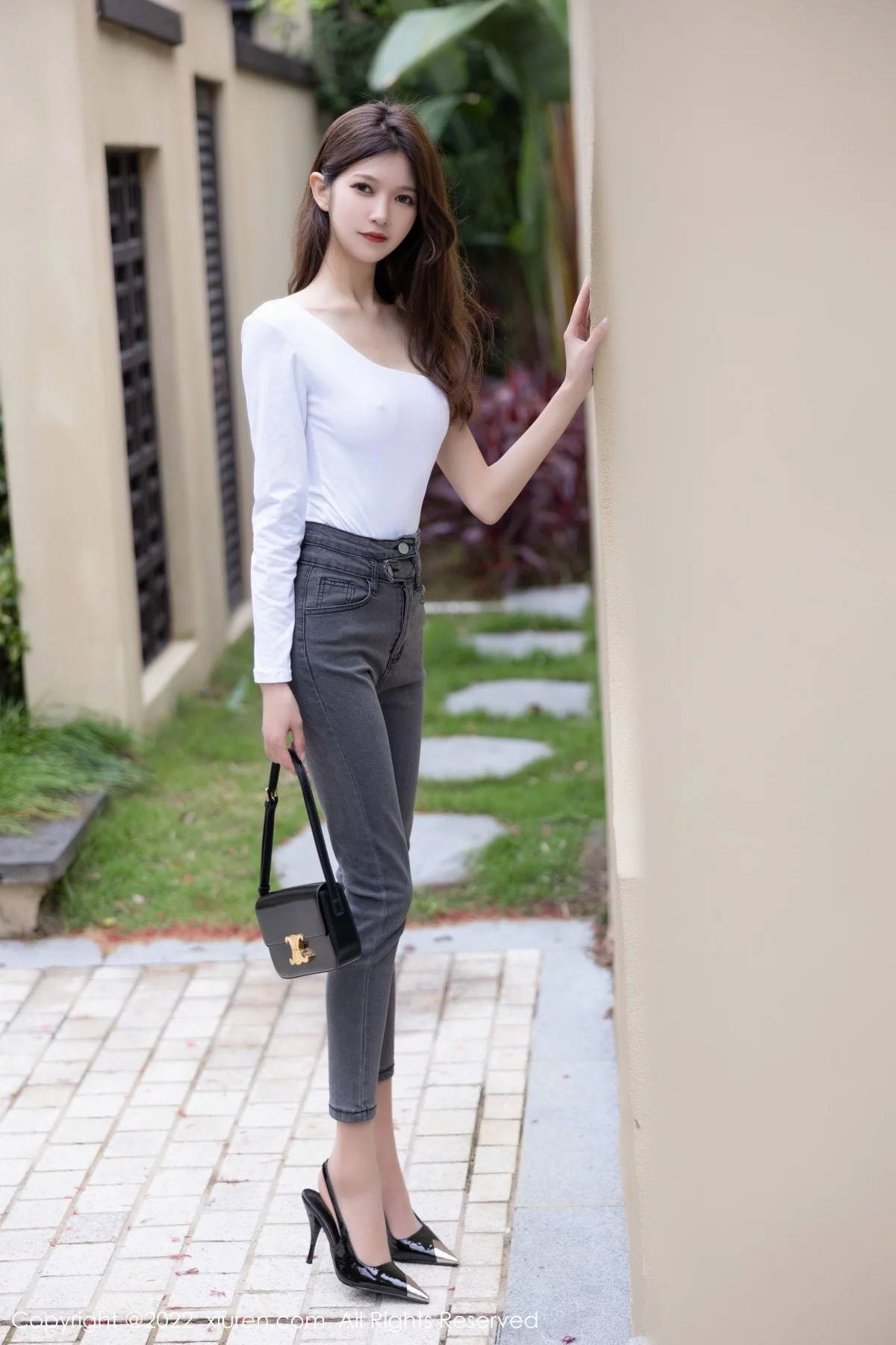 [[XiuRen秀人网]秀人网]No.5093_模特程程程厦门旅拍半脱露白色轻透收身衣配开档肉丝诱惑写真78P