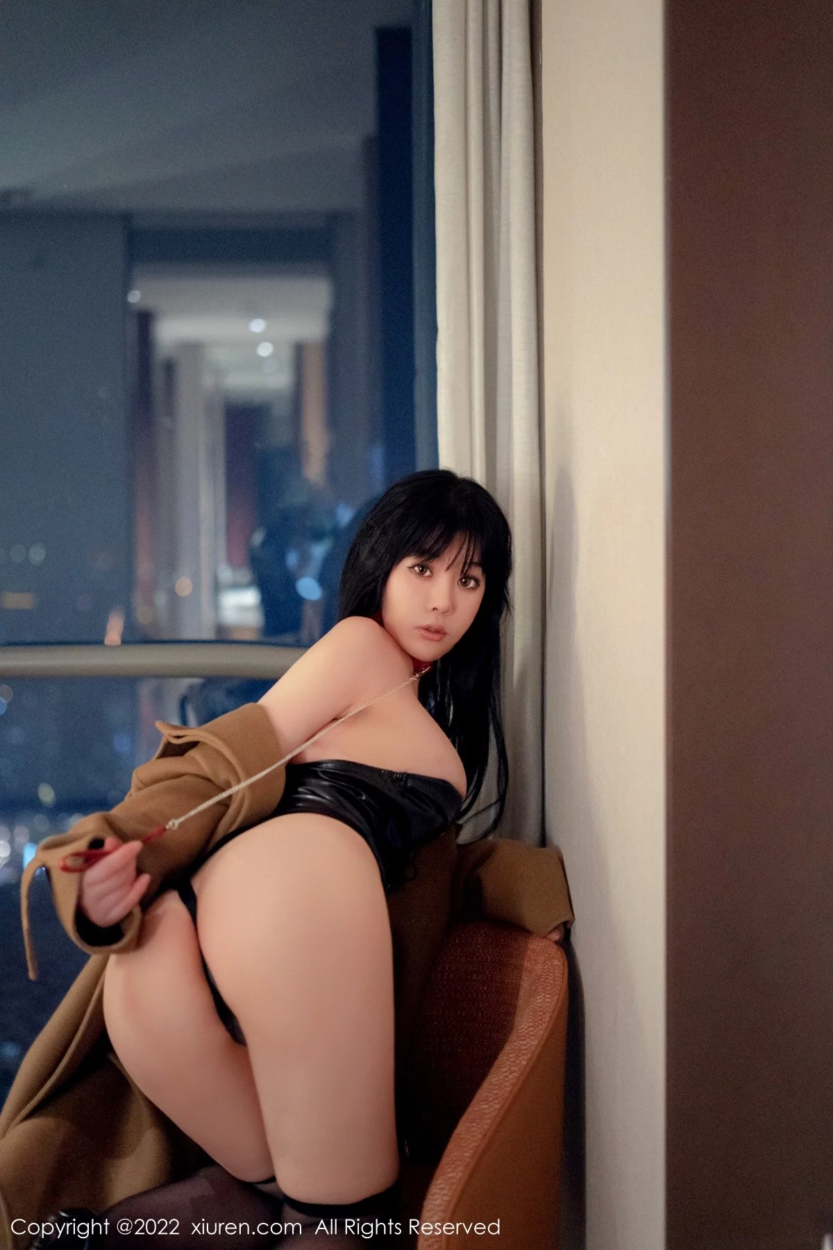 [[XiuRen秀人网]秀人网]No.5090_模特徐媛媛脱咖啡色外衣露黑色低胸皮质连体衣秀豪乳诱惑写真49P