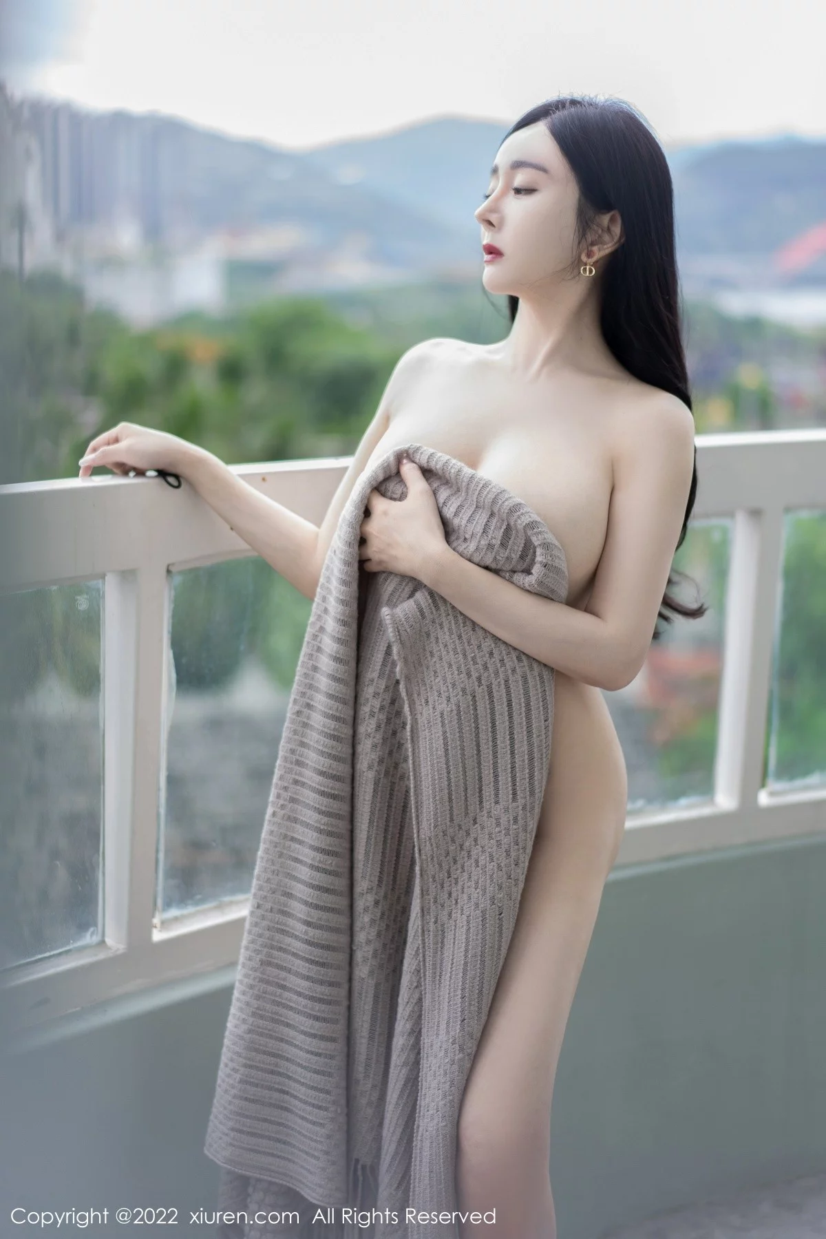 [[XiuRen秀人网]秀人网]No.5100_模特允爾大理旅拍性感蓝色图纹旗袍配超薄无内灰丝撩人诱惑写真70P