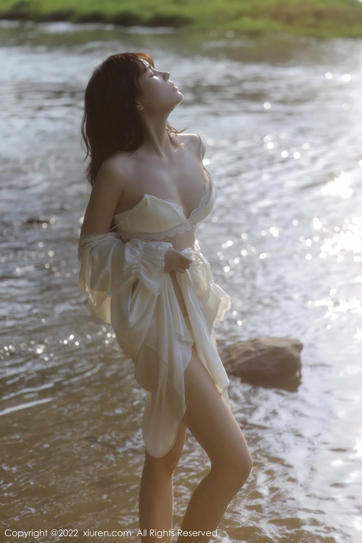 [[XiuRen秀人网]秀人网]No.5098_模特许嘉欣脱白色轻透长衫露白色蕾丝内衣秀曼妙身材诱惑写真66P