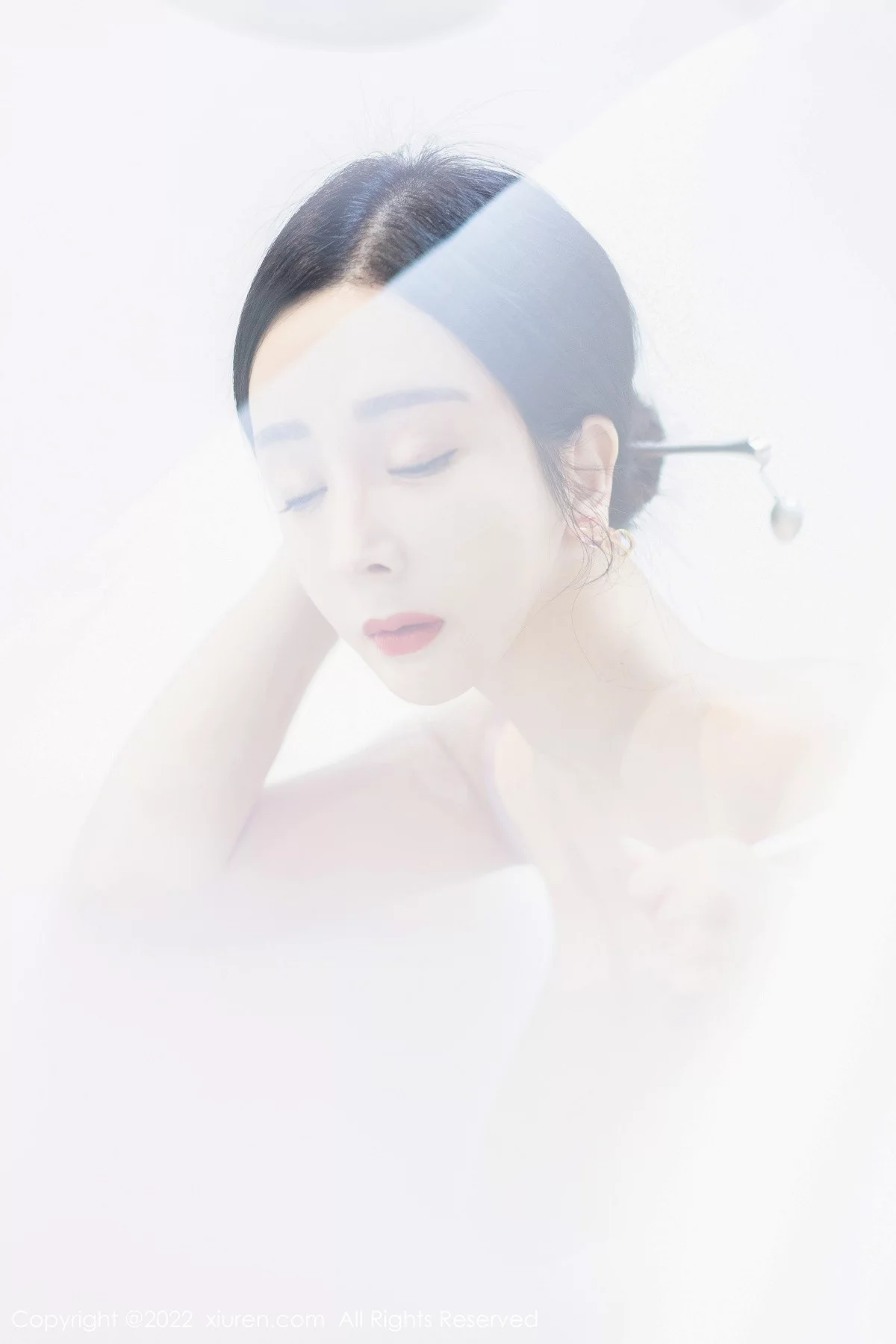 [[XiuRen秀人网]秀人网]No.5100_模特允爾大理旅拍性感蓝色图纹旗袍配超薄无内灰丝撩人诱惑写真70P