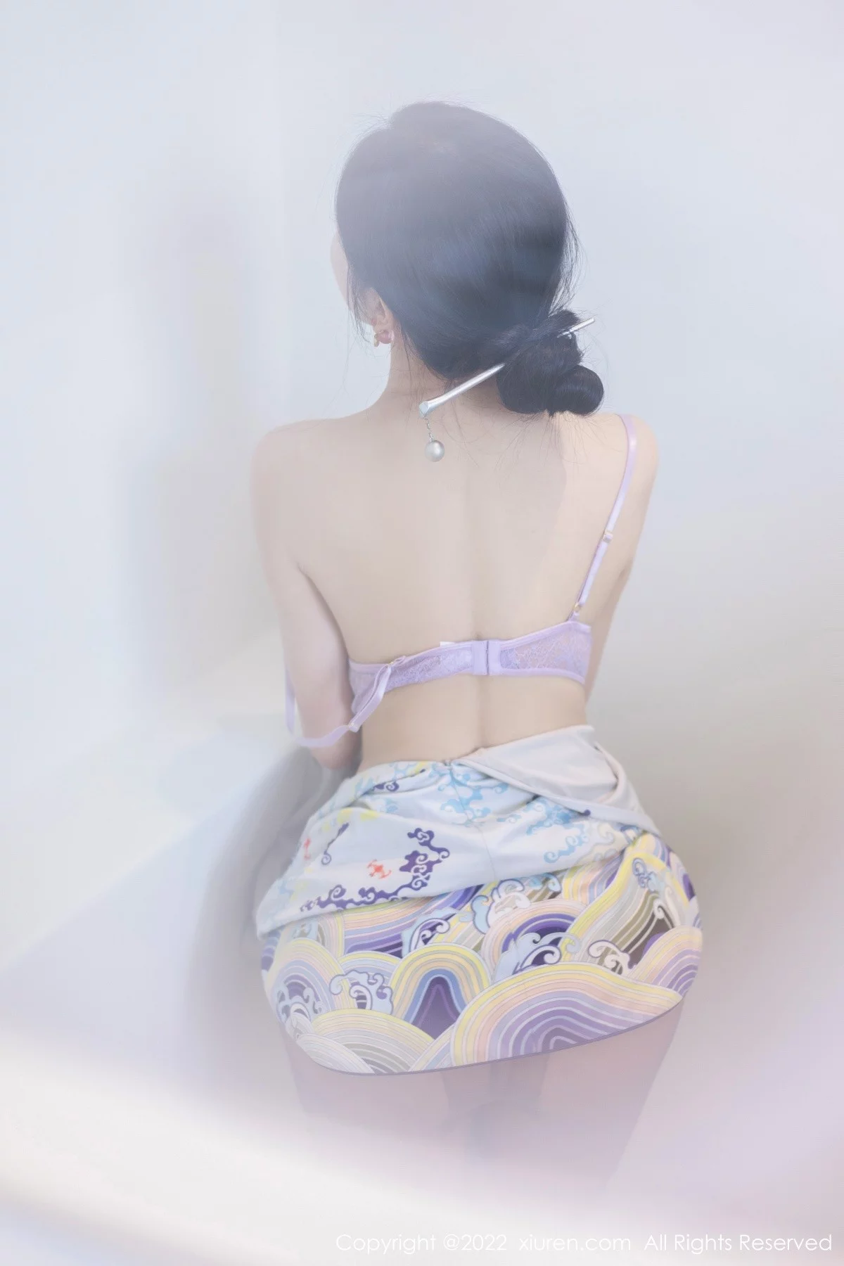 [[XiuRen秀人网]秀人网]No.5100_模特允爾大理旅拍性感蓝色图纹旗袍配超薄无内灰丝撩人诱惑写真70P