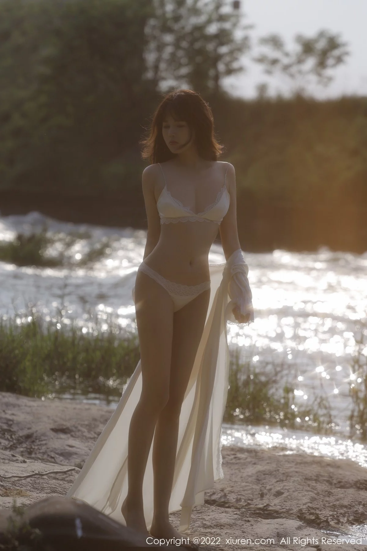 [[XiuRen秀人网]秀人网]No.5098_模特许嘉欣脱白色轻透长衫露白色蕾丝内衣秀曼妙身材诱惑写真66P