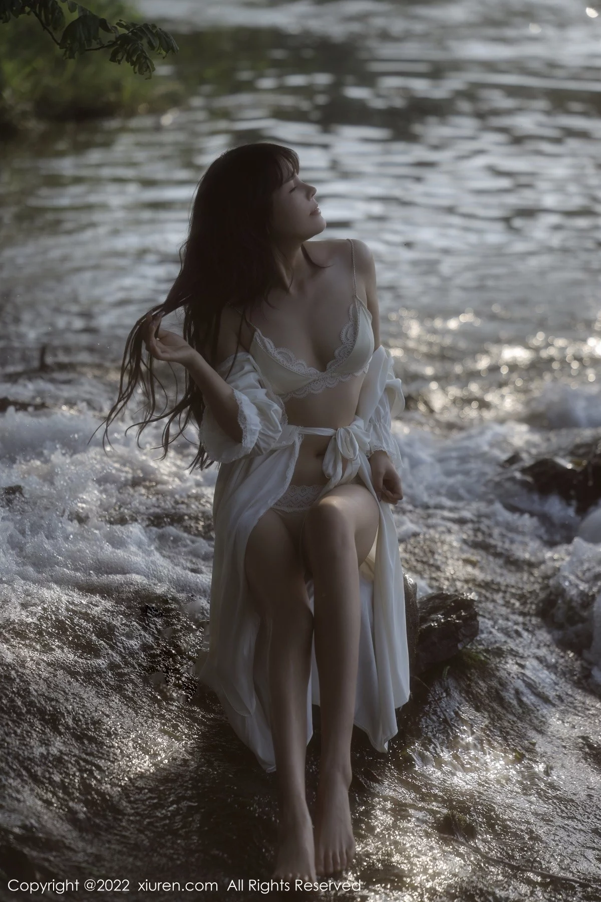 [[XiuRen秀人网]秀人网]No.5098_模特许嘉欣脱白色轻透长衫露白色蕾丝内衣秀曼妙身材诱惑写真66P