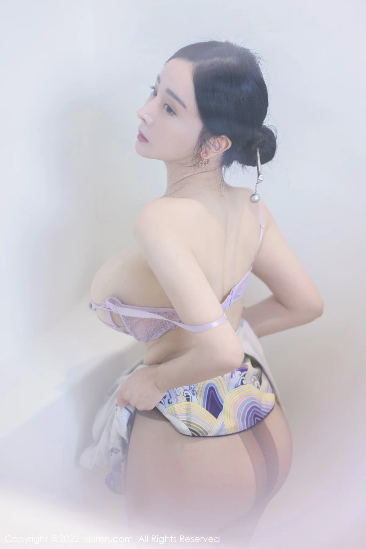 [[XiuRen秀人网]秀人网]No.5100_模特允爾大理旅拍性感蓝色图纹旗袍配超薄无内灰丝撩人诱惑写真70P