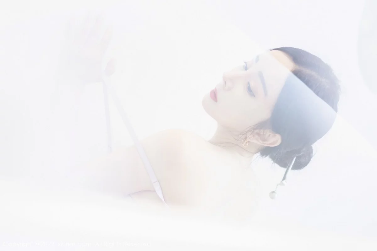 [[XiuRen秀人网]秀人网]No.5100_模特允爾大理旅拍性感蓝色图纹旗袍配超薄无内灰丝撩人诱惑写真70P