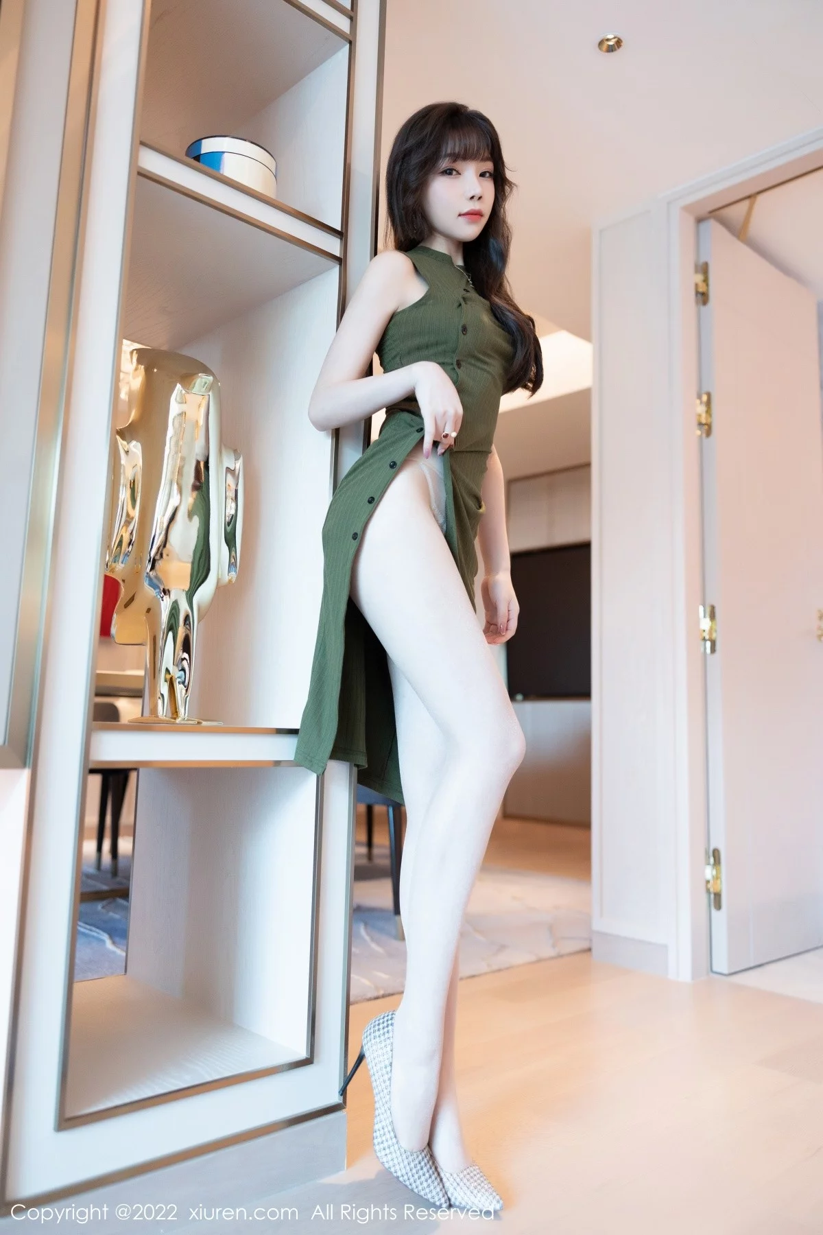 [[XiuRen秀人网]秀人网]No.5102_女神芝芝Booty厦门旅拍脱橄榄绿连衣裙露白色蕾丝内衣诱惑写真102P