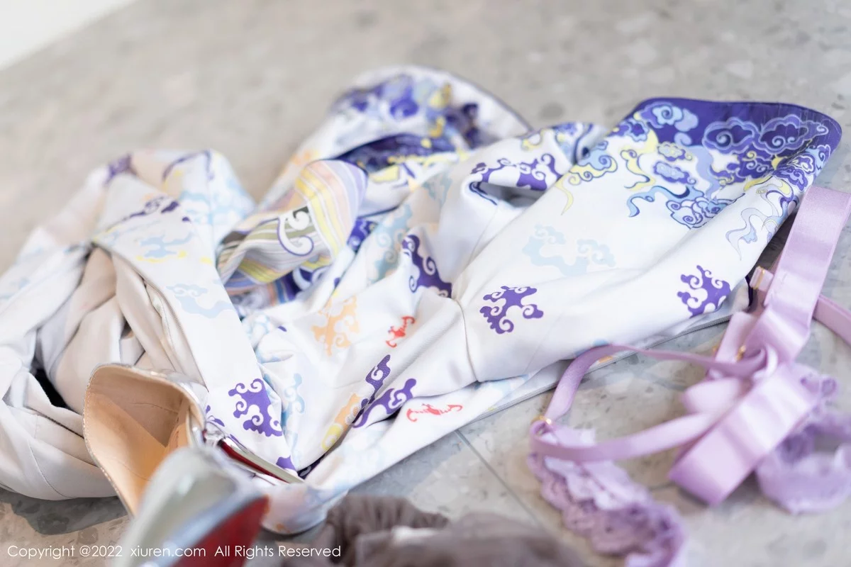 [[XiuRen秀人网]秀人网]No.5100_模特允爾大理旅拍性感蓝色图纹旗袍配超薄无内灰丝撩人诱惑写真70P