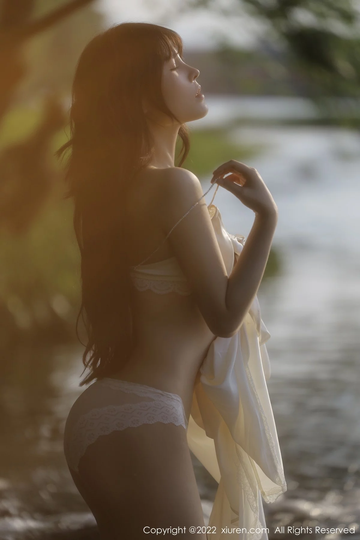 [[XiuRen秀人网]秀人网]No.5098_模特许嘉欣脱白色轻透长衫露白色蕾丝内衣秀曼妙身材诱惑写真66P