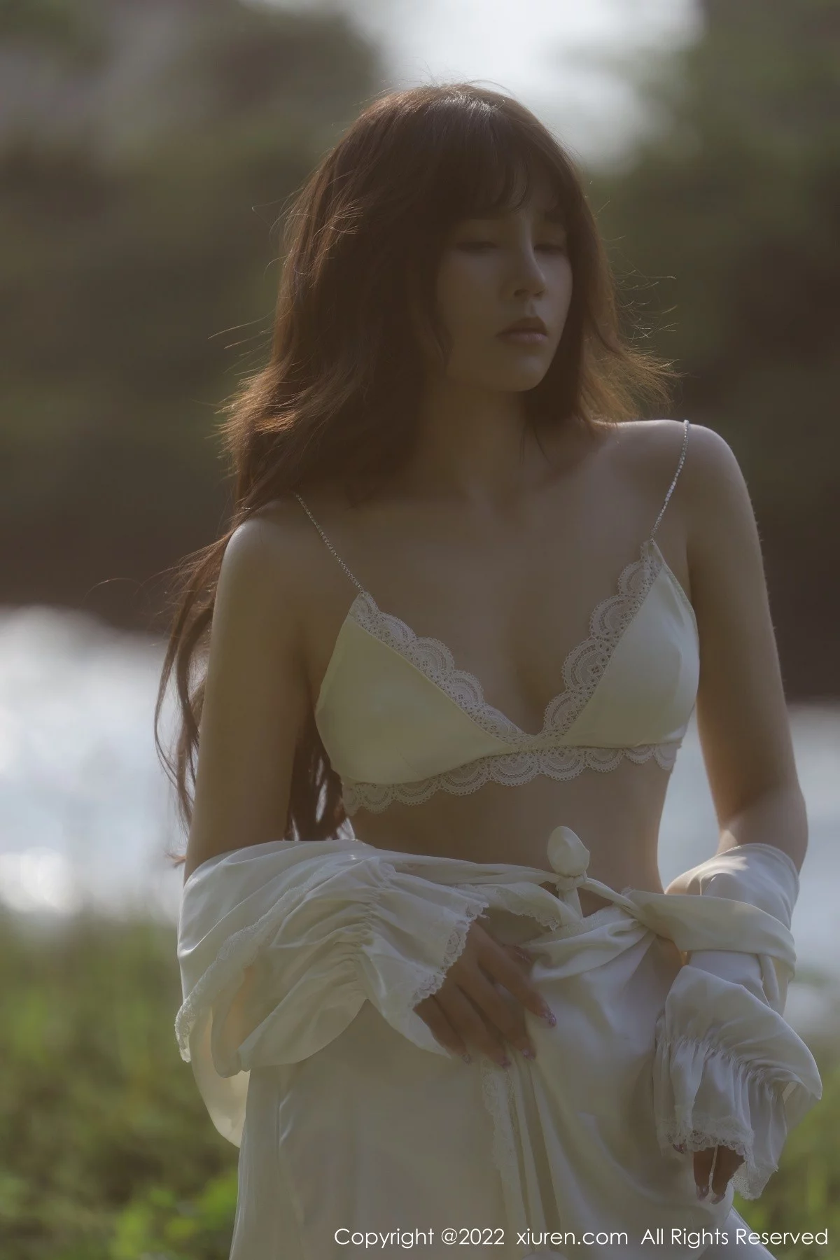 [[XiuRen秀人网]秀人网]No.5098_模特许嘉欣脱白色轻透长衫露白色蕾丝内衣秀曼妙身材诱惑写真66P