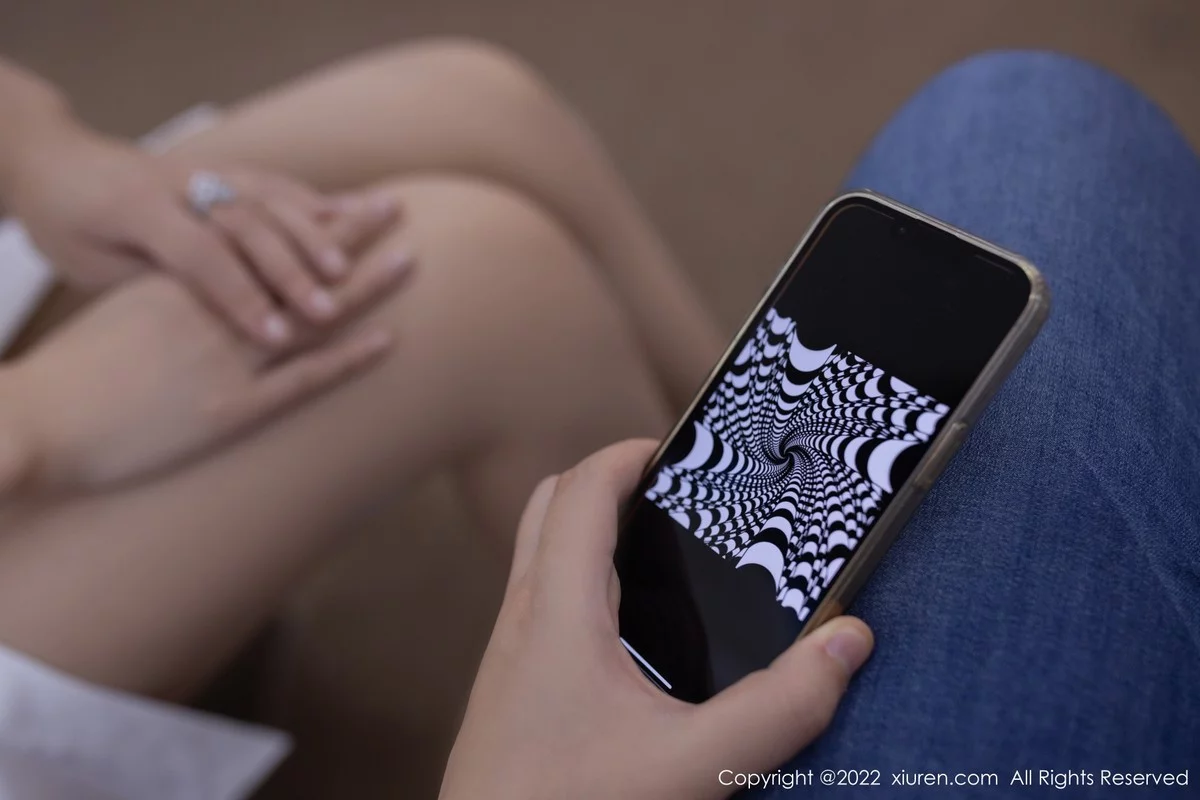 [[XiuRen秀人网]秀人网]No.5108_模特唐安琪地铁车厢场景性感紫色蕾丝内衣配无内肉丝诱惑写真83P