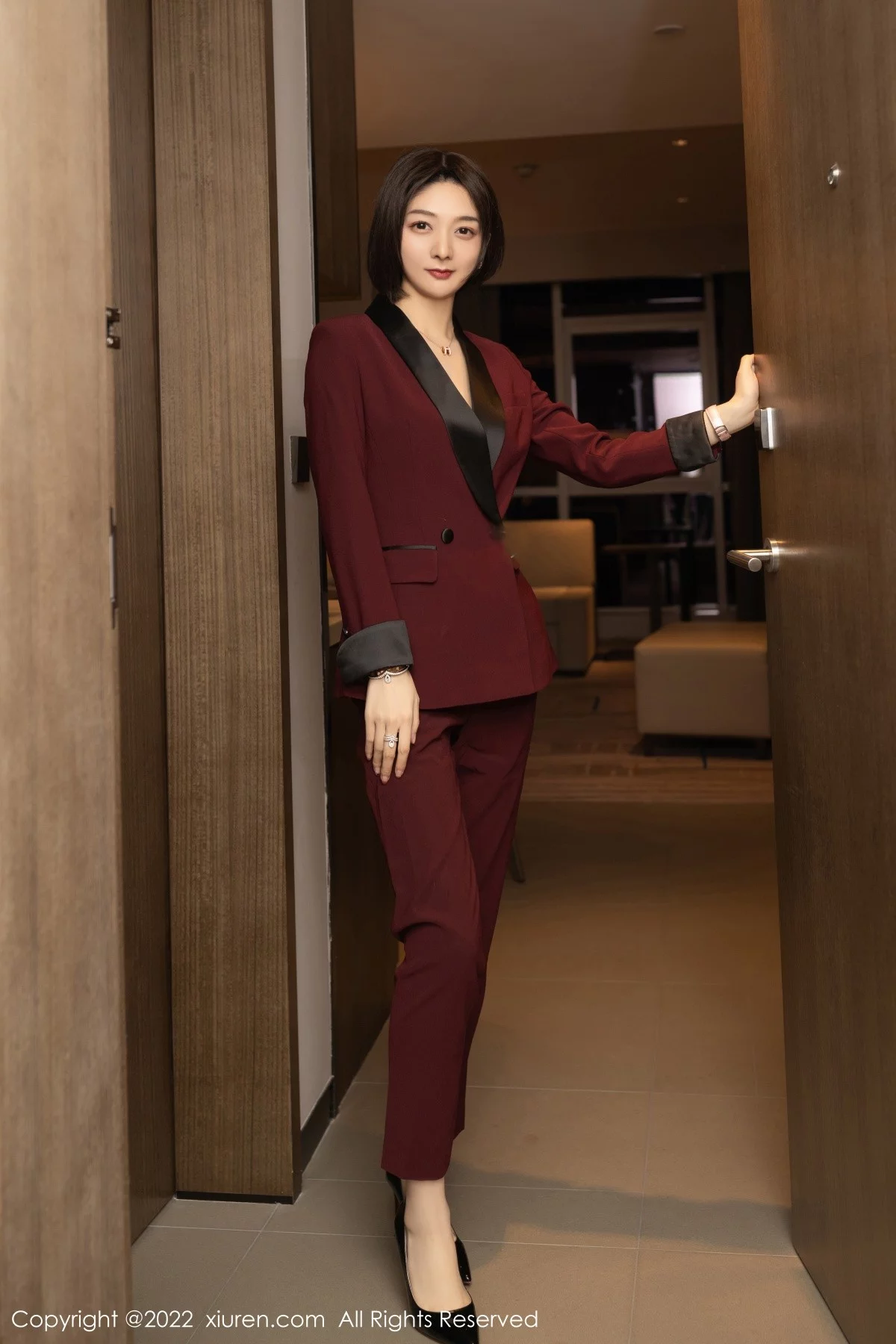 [[XiuRen秀人网]秀人网]No.5111_女神Angela小热巴女老板角色扮演半脱露红色蕾丝内衣诱惑写真72P