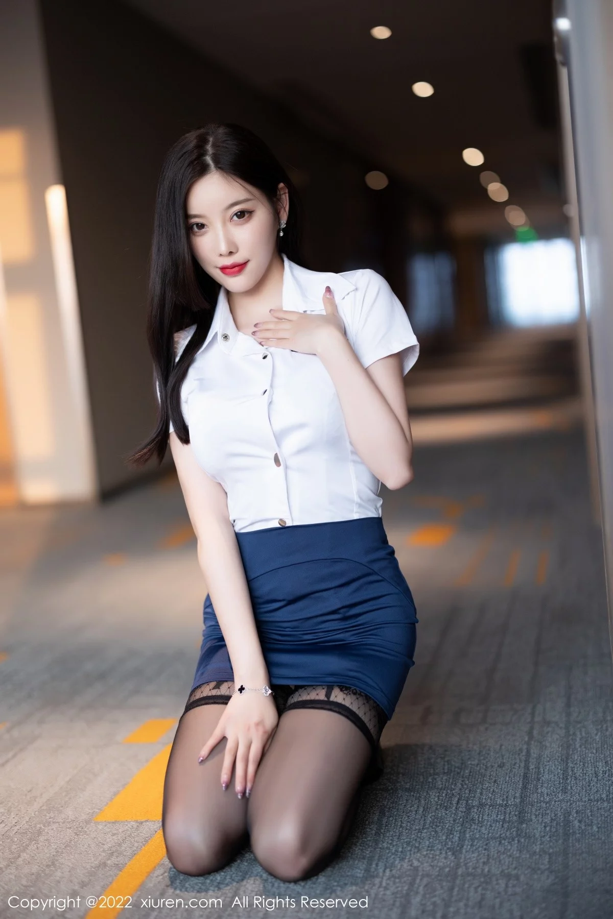 [[XiuRen秀人网]秀人网]No.5114_女神杨晨晨Yome私房脱性感制服露黑色蕾丝内衣完美诱惑写真71P