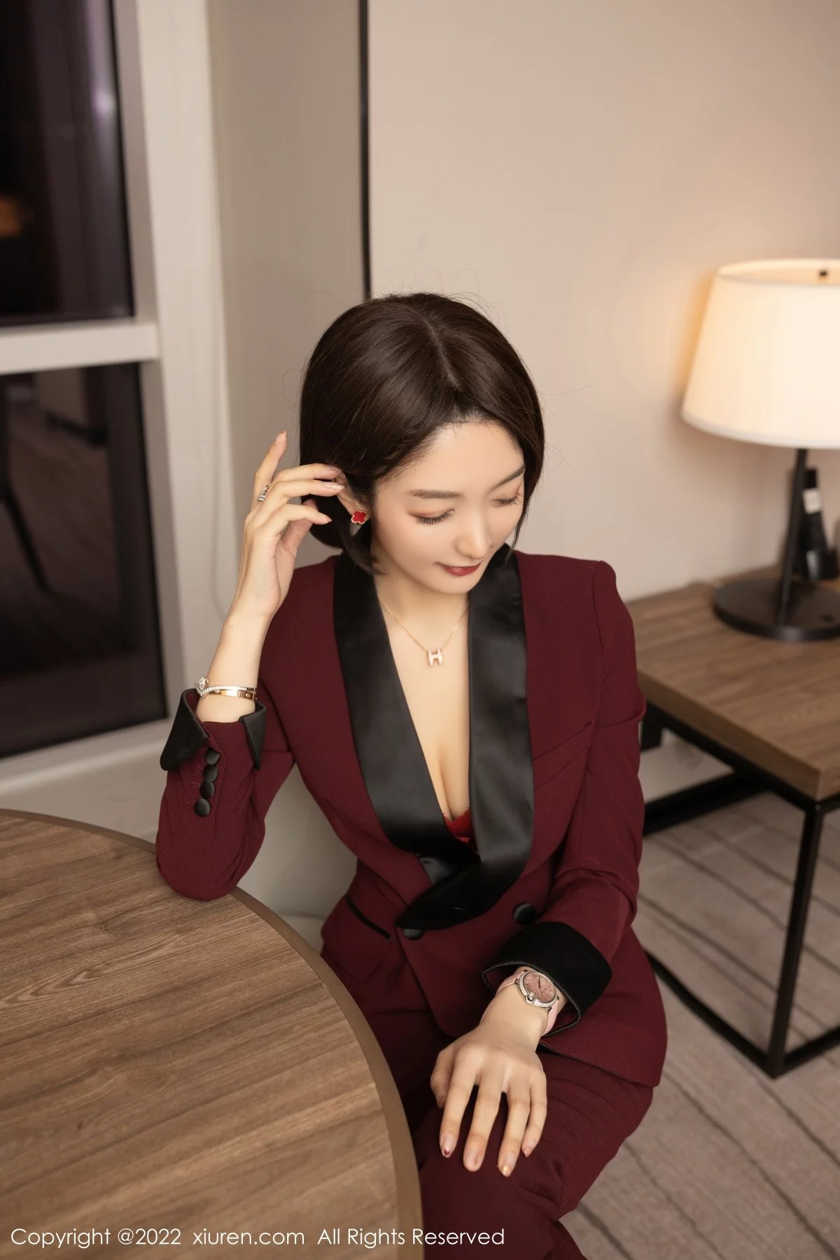 [[XiuRen秀人网]秀人网]No.5111_女神Angela小热巴女老板角色扮演半脱露红色蕾丝内衣诱惑写真72P