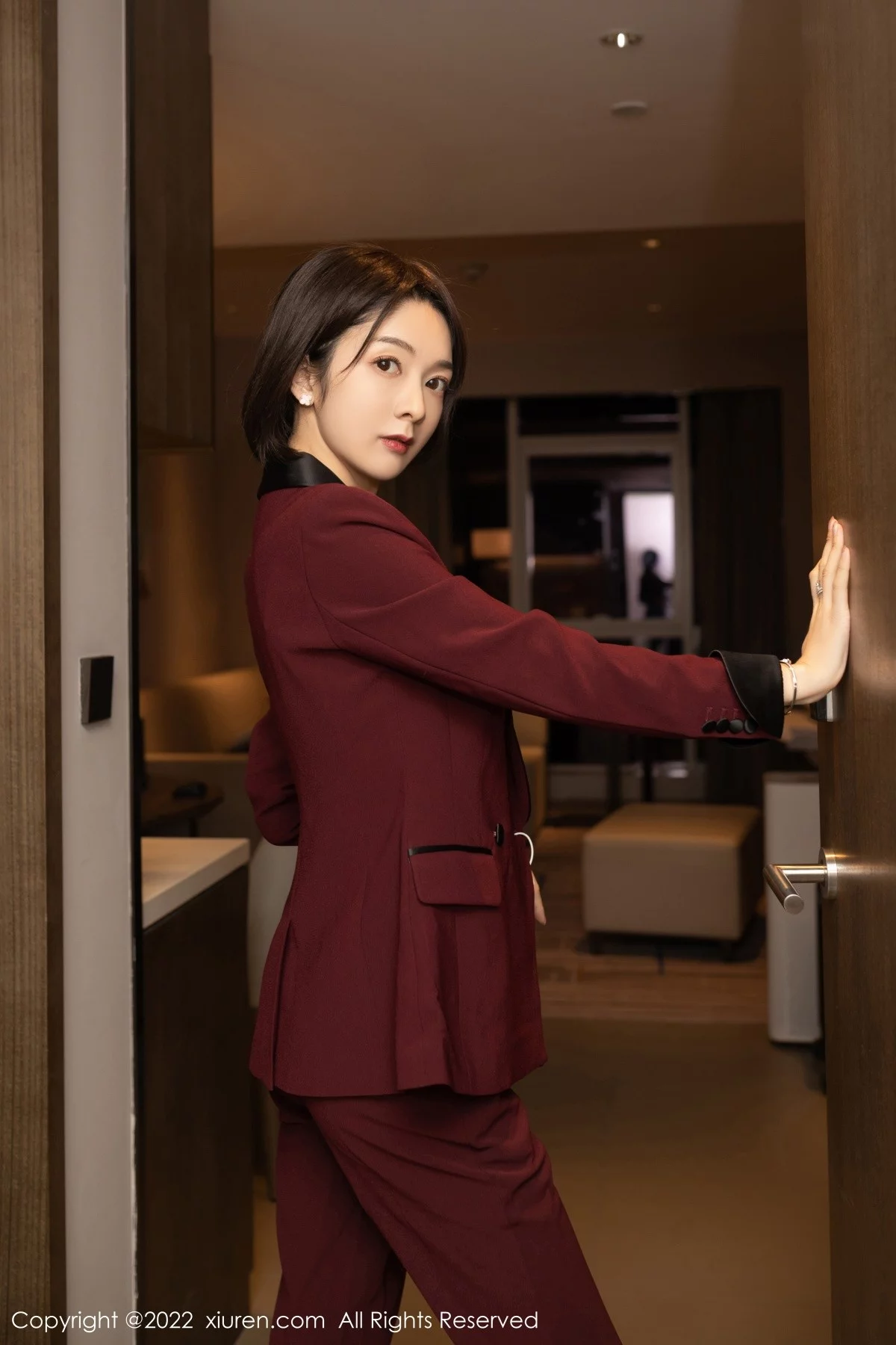 [[XiuRen秀人网]秀人网]No.5111_女神Angela小热巴女老板角色扮演半脱露红色蕾丝内衣诱惑写真72P