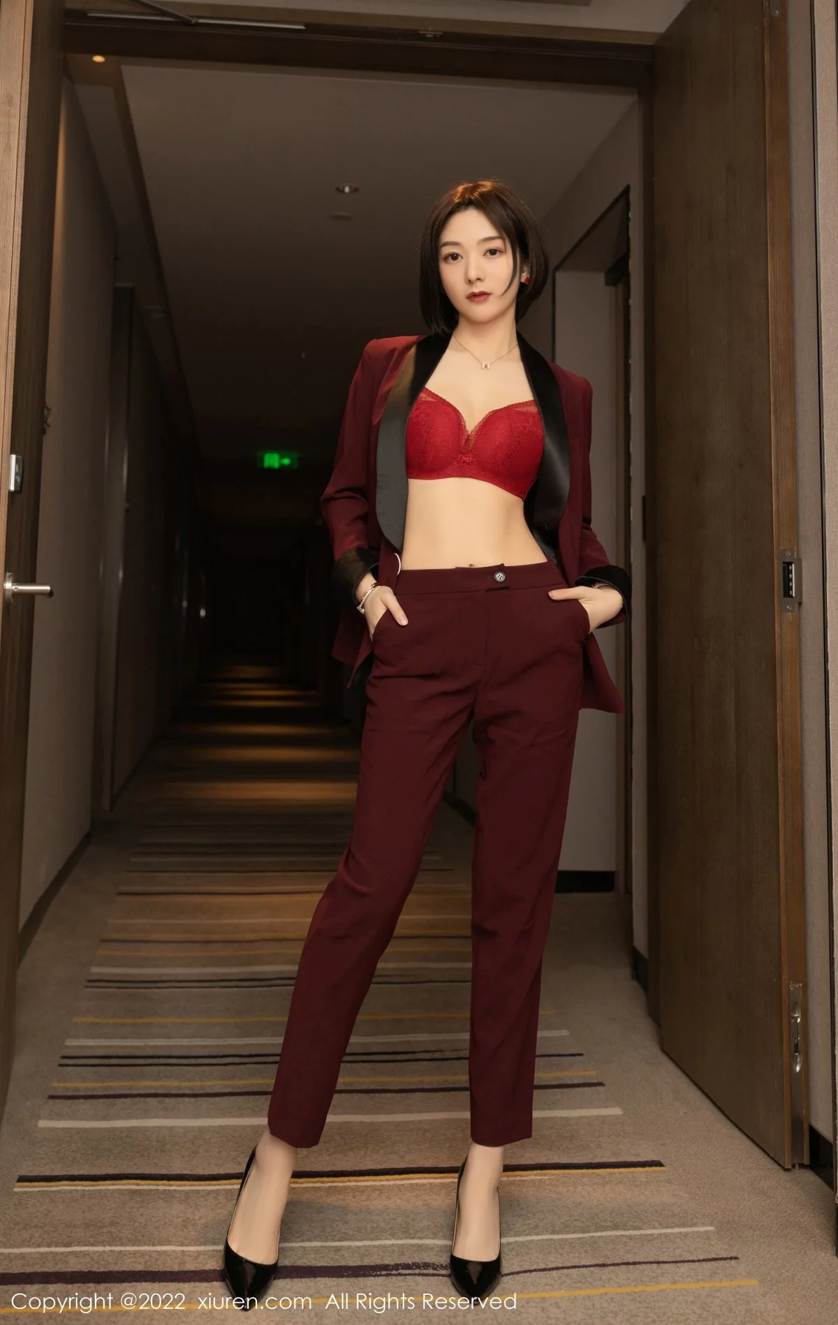 [[XiuRen秀人网]秀人网]No.5111_女神Angela小热巴女老板角色扮演半脱露红色蕾丝内衣诱惑写真72P