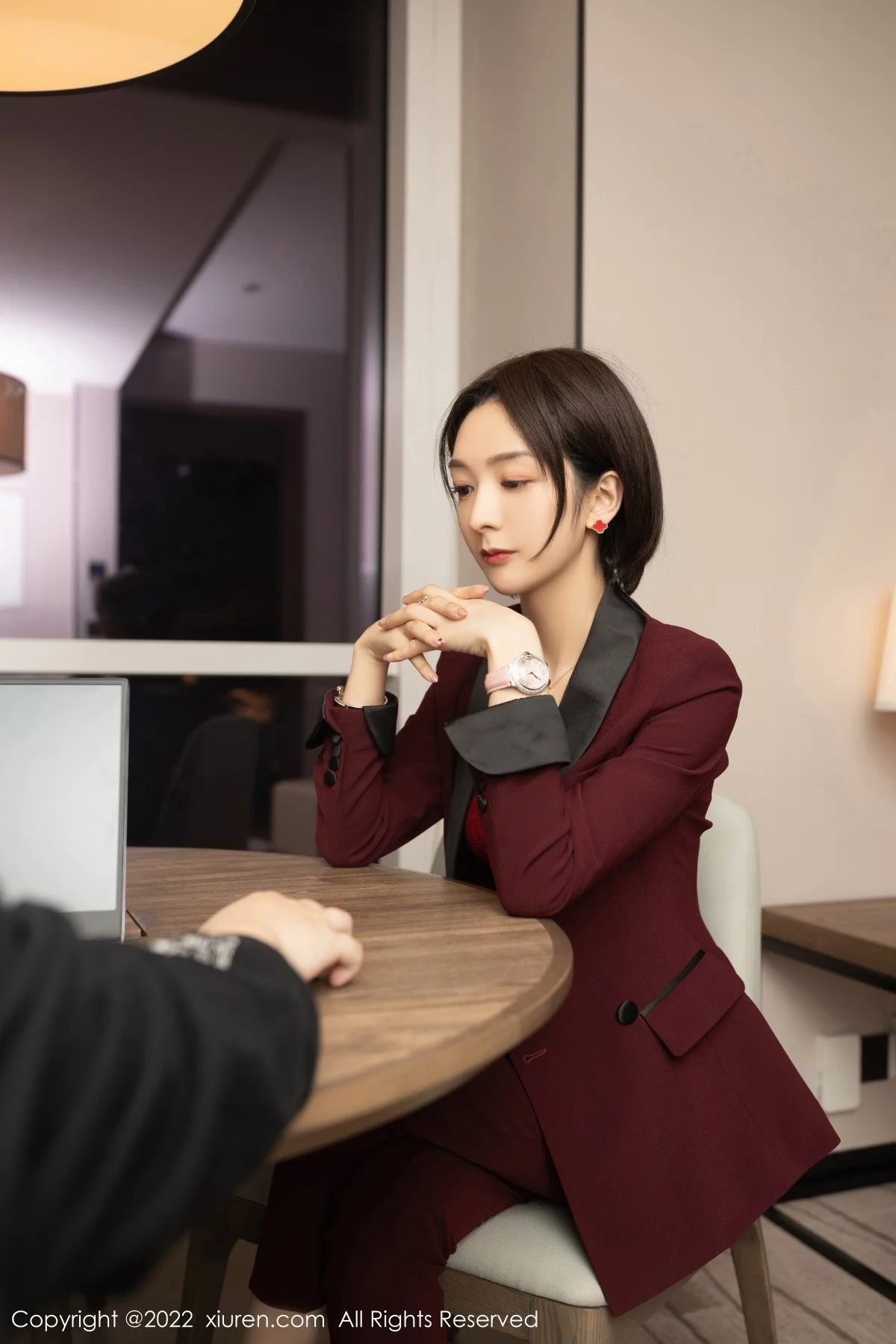 [[XiuRen秀人网]秀人网]No.5111_女神Angela小热巴女老板角色扮演半脱露红色蕾丝内衣诱惑写真72P