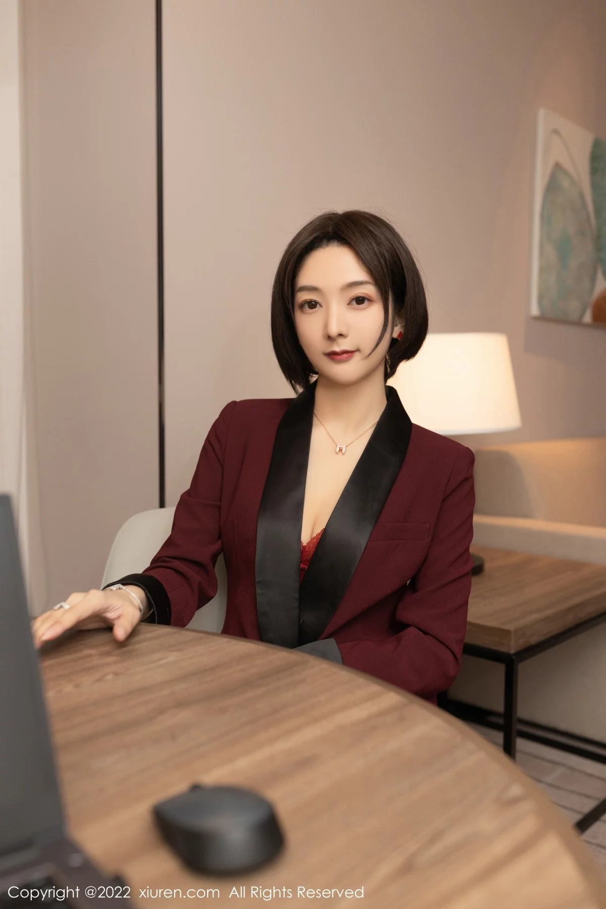 [[XiuRen秀人网]秀人网]No.5111_女神Angela小热巴女老板角色扮演半脱露红色蕾丝内衣诱惑写真72P