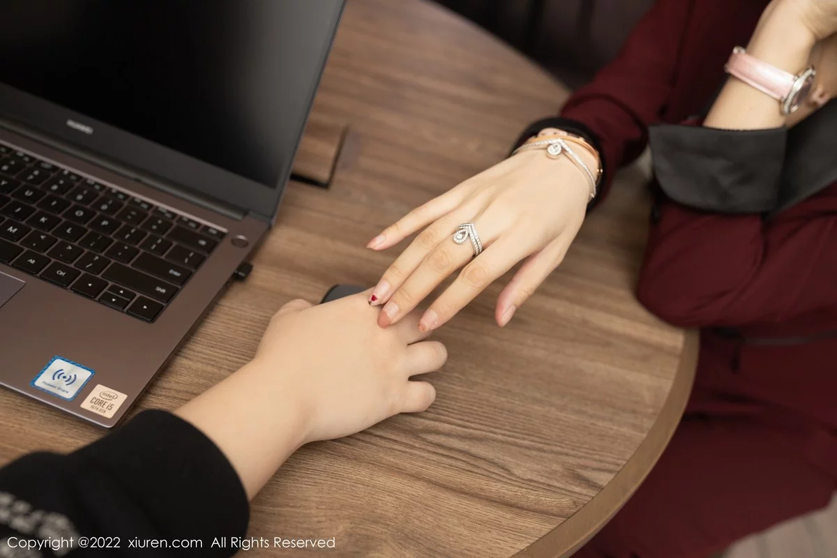 [[XiuRen秀人网]秀人网]No.5111_女神Angela小热巴女老板角色扮演半脱露红色蕾丝内衣诱惑写真72P