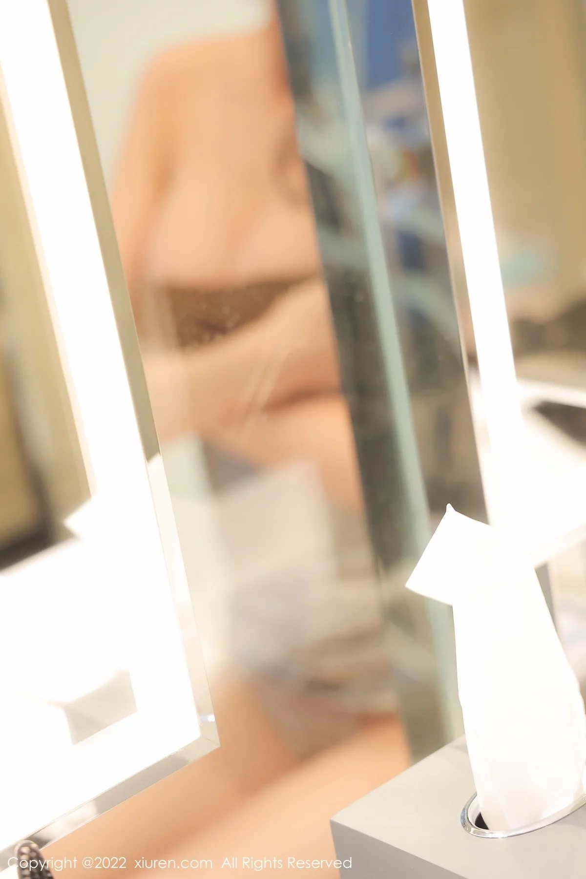 [[XiuRen秀人网]秀人网]No.5030_模特葛征西双版纳旅拍私房性感银色服饰半撩露美背翘臀诱惑写真51P