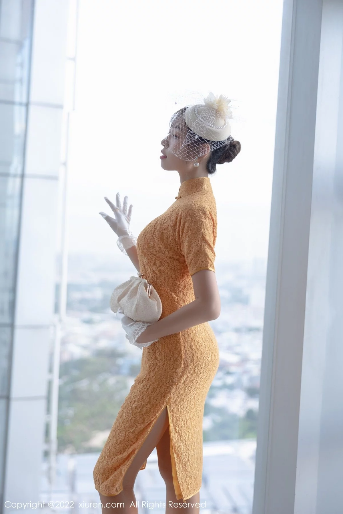 [[XiuRen秀人网]秀人网]No.5029_模特郑颖姗黄色短款旗袍配开档肉丝半脱露白色蕾丝内衣诱惑写真66P