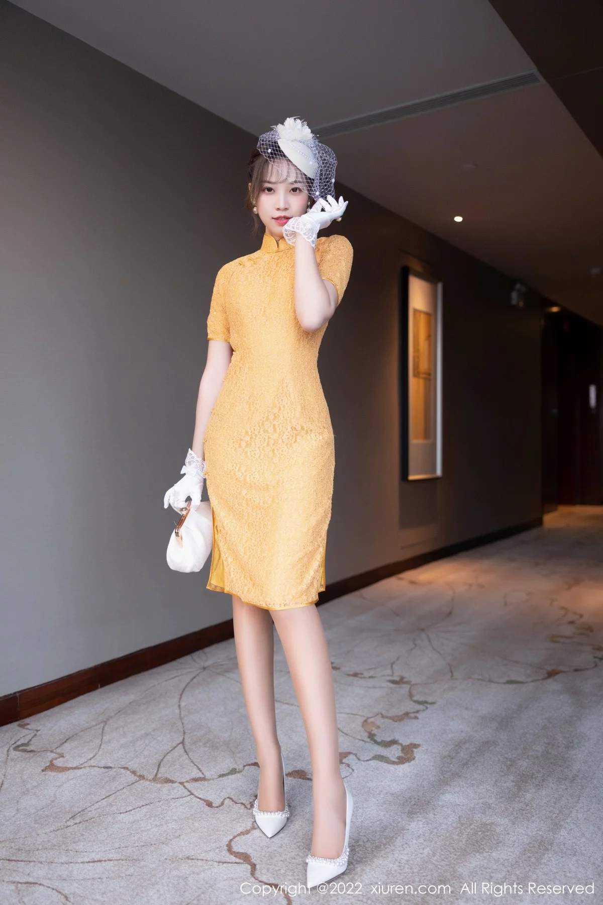 [[XiuRen秀人网]秀人网]No.5029_模特郑颖姗黄色短款旗袍配开档肉丝半脱露白色蕾丝内衣诱惑写真66P