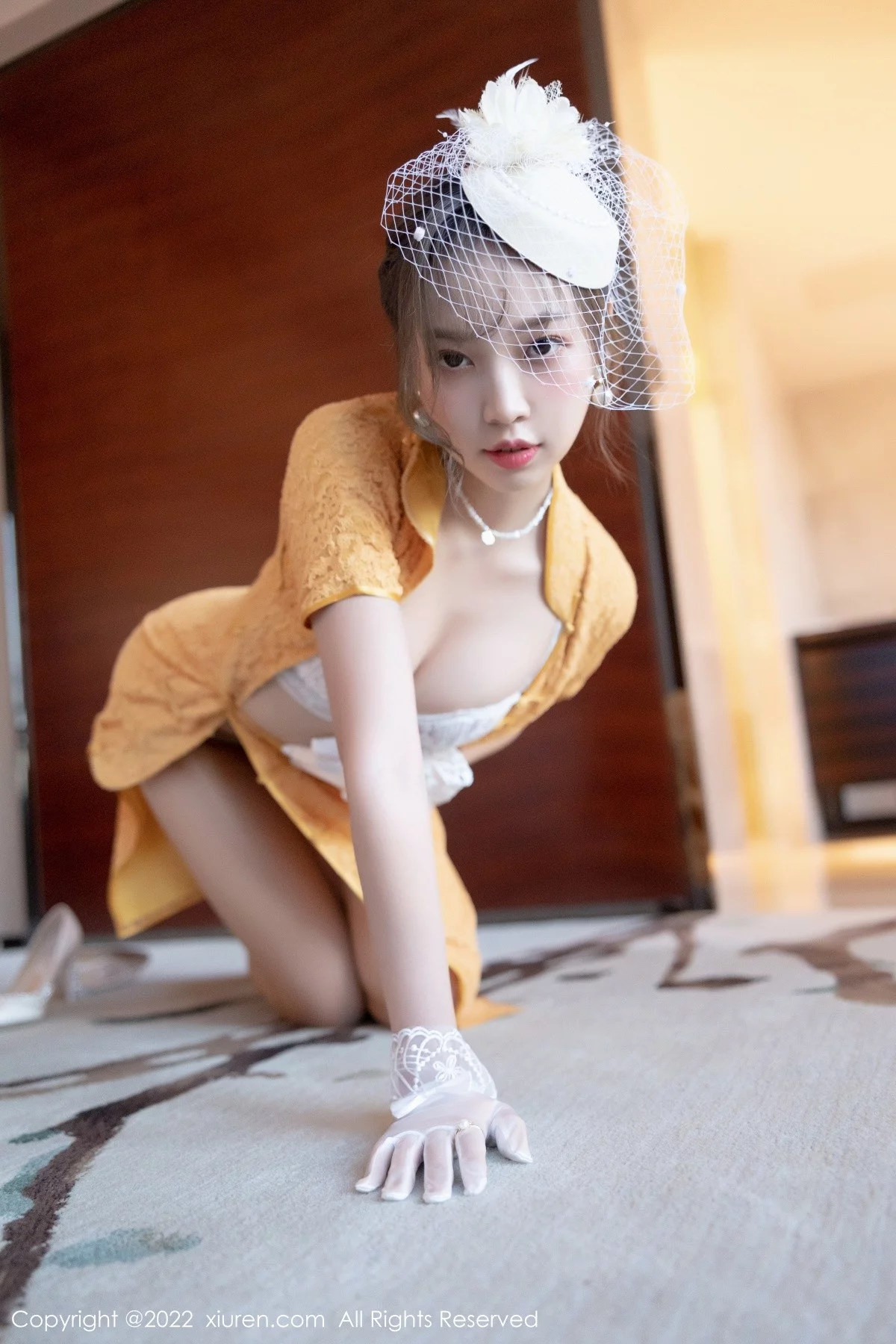 [[XiuRen秀人网]秀人网]No.5029_模特郑颖姗黄色短款旗袍配开档肉丝半脱露白色蕾丝内衣诱惑写真66P