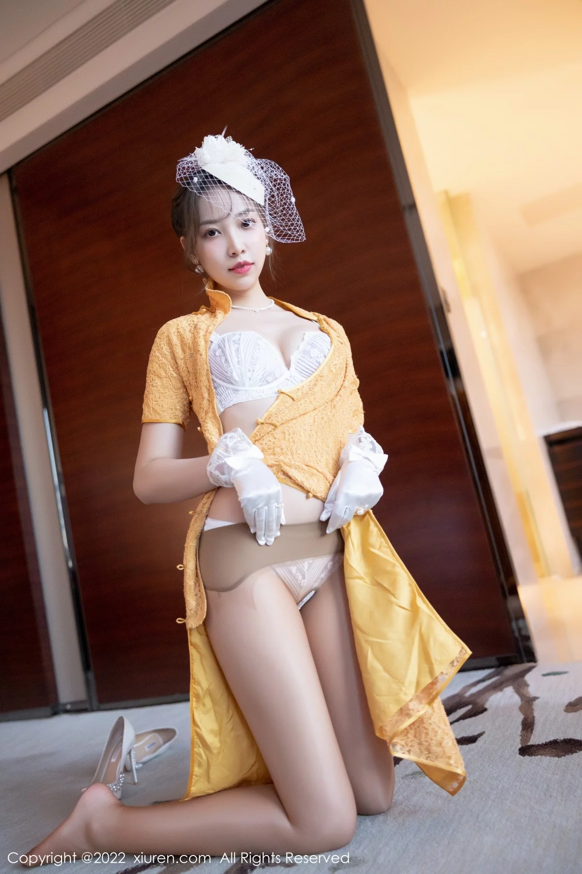 [[XiuRen秀人网]秀人网]No.5029_模特郑颖姗黄色短款旗袍配开档肉丝半脱露白色蕾丝内衣诱惑写真66P