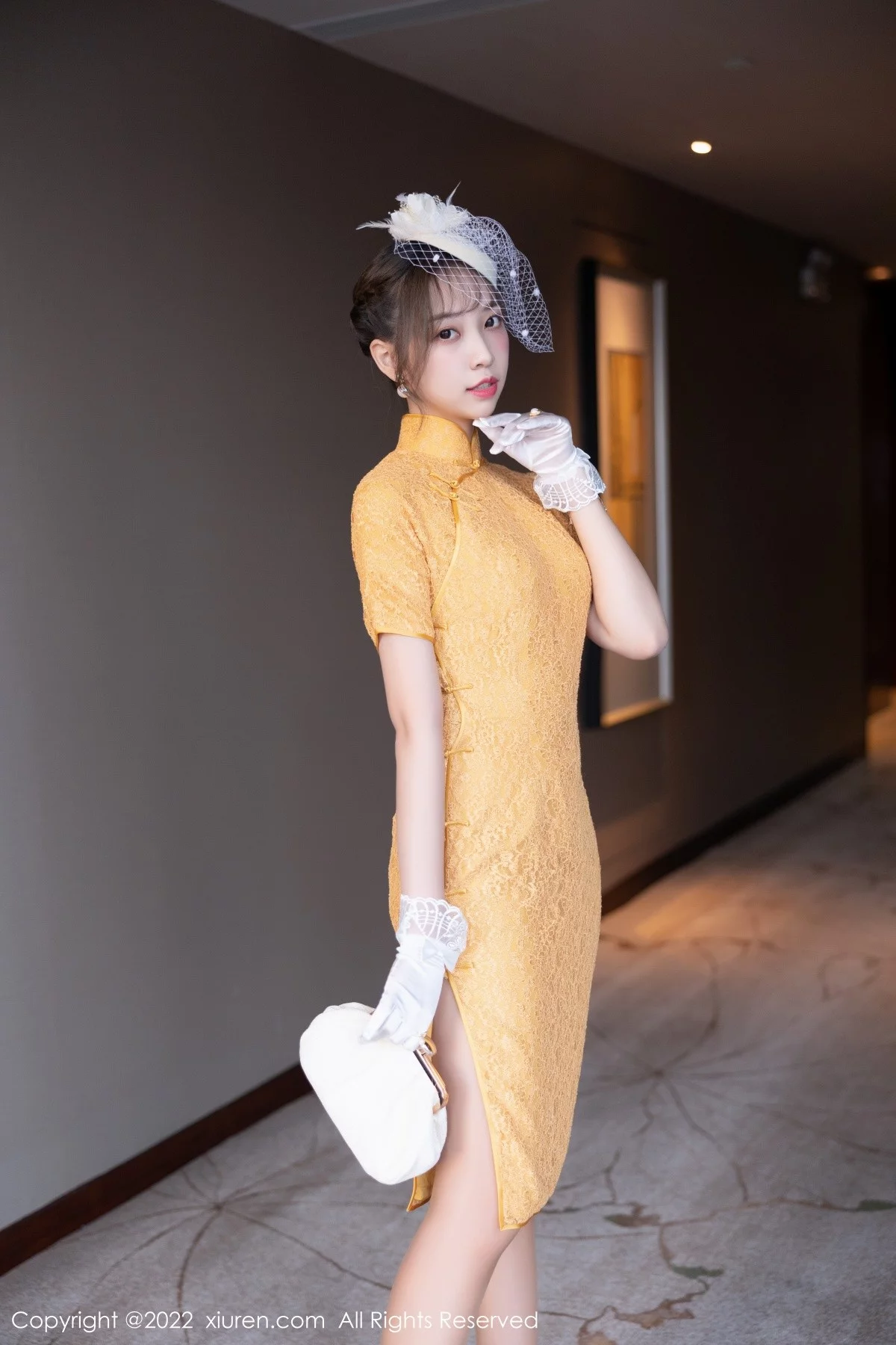 [[XiuRen秀人网]秀人网]No.5029_模特郑颖姗黄色短款旗袍配开档肉丝半脱露白色蕾丝内衣诱惑写真66P