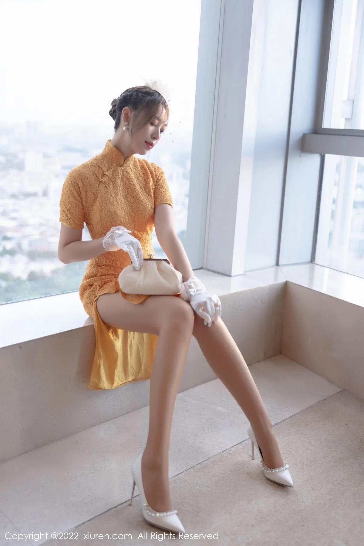 [[XiuRen秀人网]秀人网]No.5029_模特郑颖姗黄色短款旗袍配开档肉丝半脱露白色蕾丝内衣诱惑写真66P