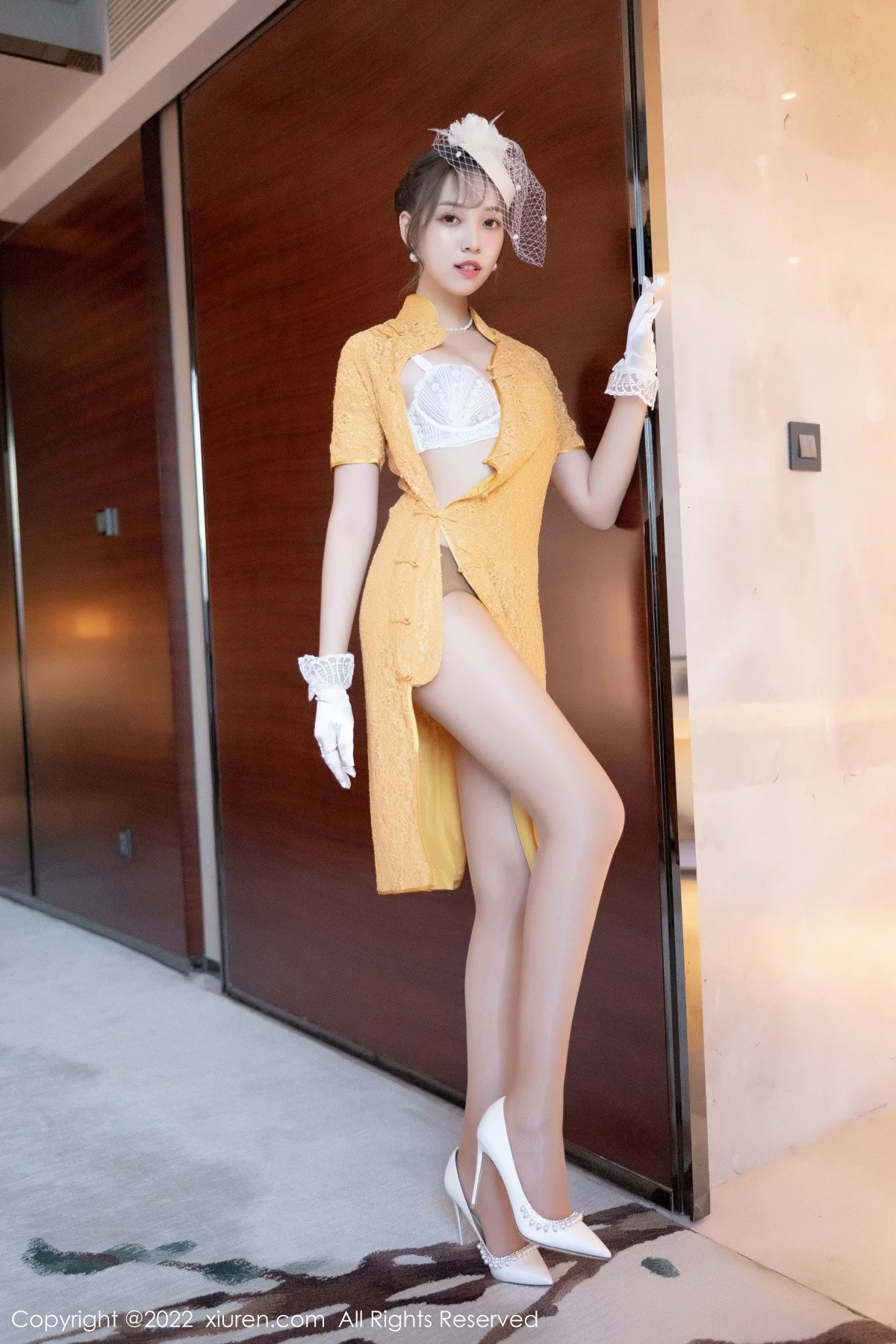 [[XiuRen秀人网]秀人网]No.5029_模特郑颖姗黄色短款旗袍配开档肉丝半脱露白色蕾丝内衣诱惑写真66P