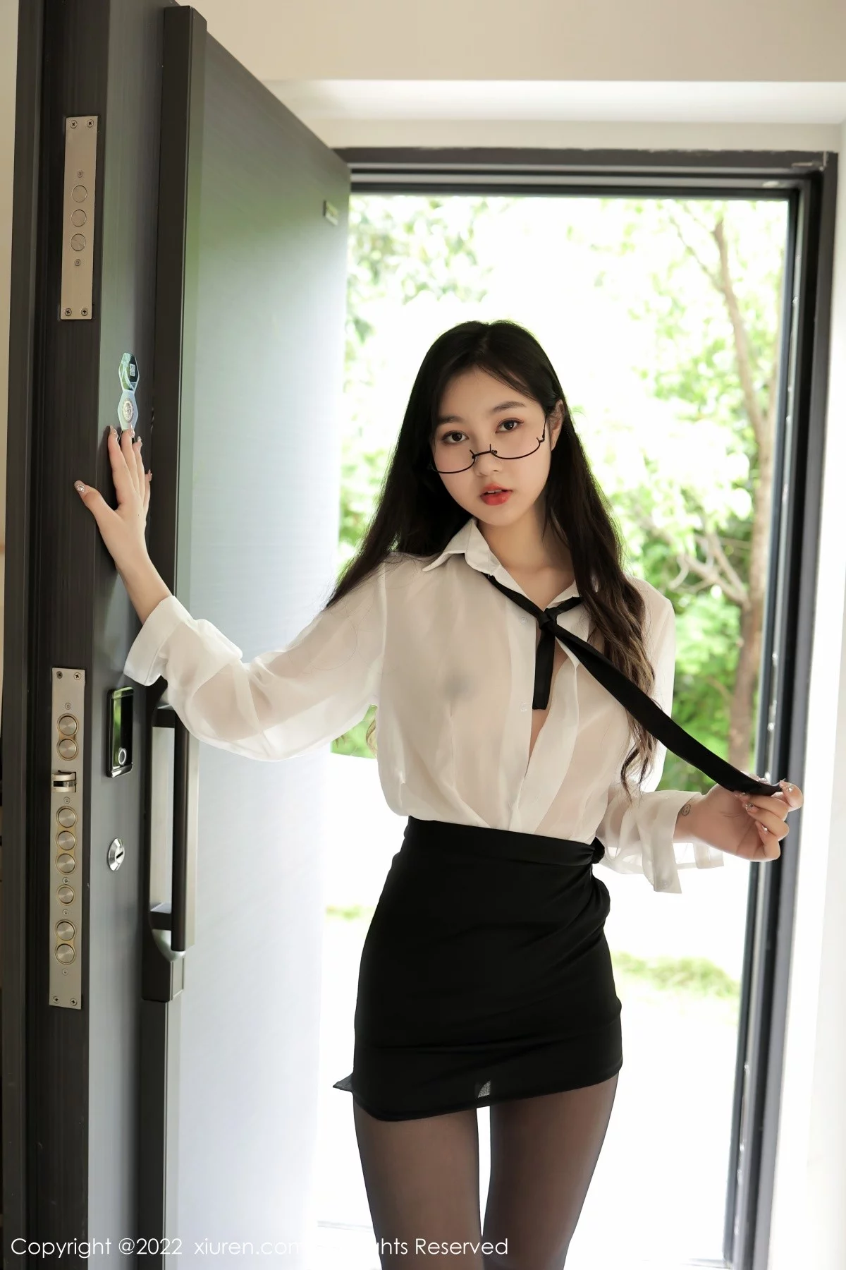 [[XiuRen秀人网]秀人网]No.5117_模特谢晚晚性感白T配黑色短裙露超薄黑丝秀翘臀美腿诱惑写真83P