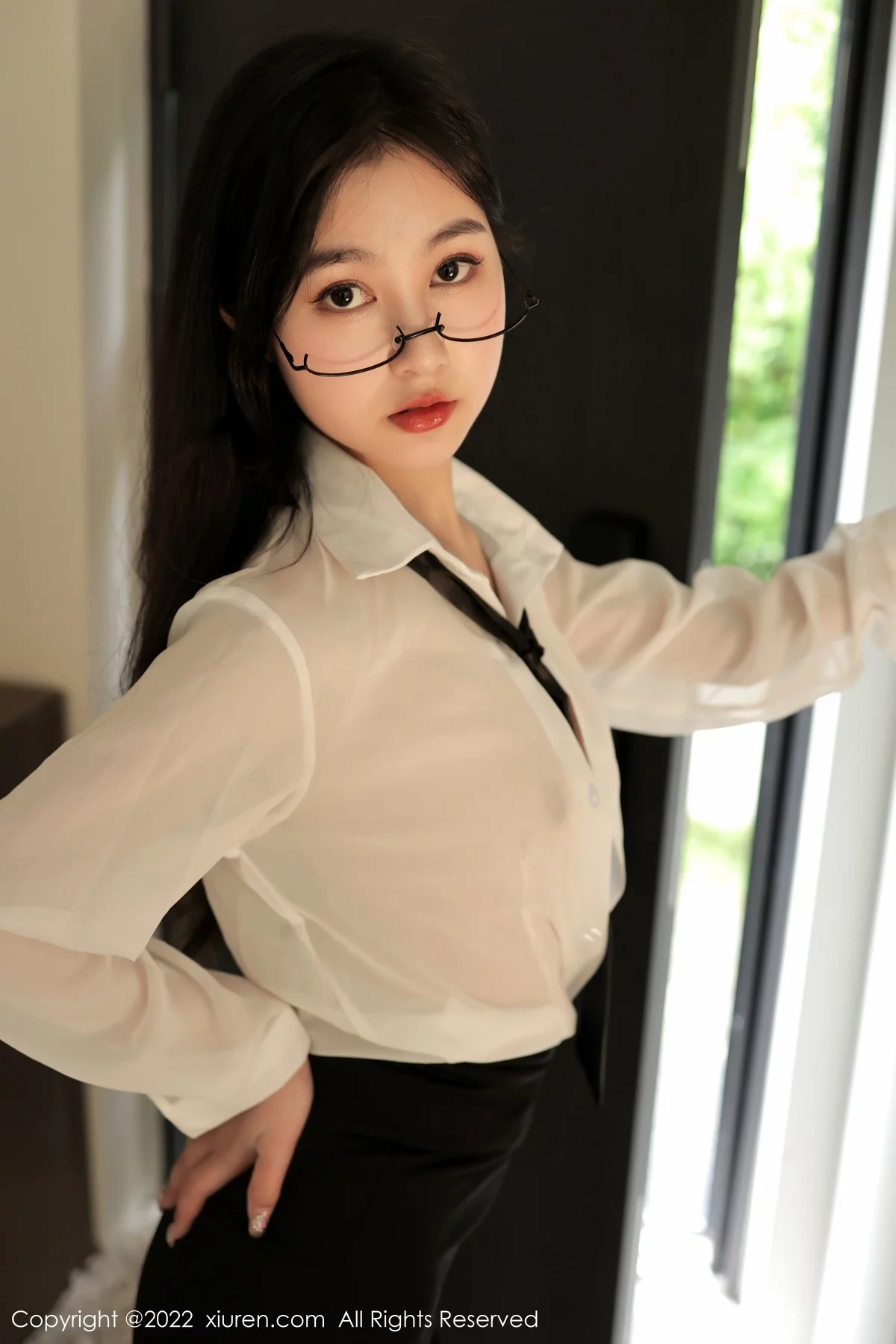 [[XiuRen秀人网]秀人网]No.5117_模特谢晚晚性感白T配黑色短裙露超薄黑丝秀翘臀美腿诱惑写真83P