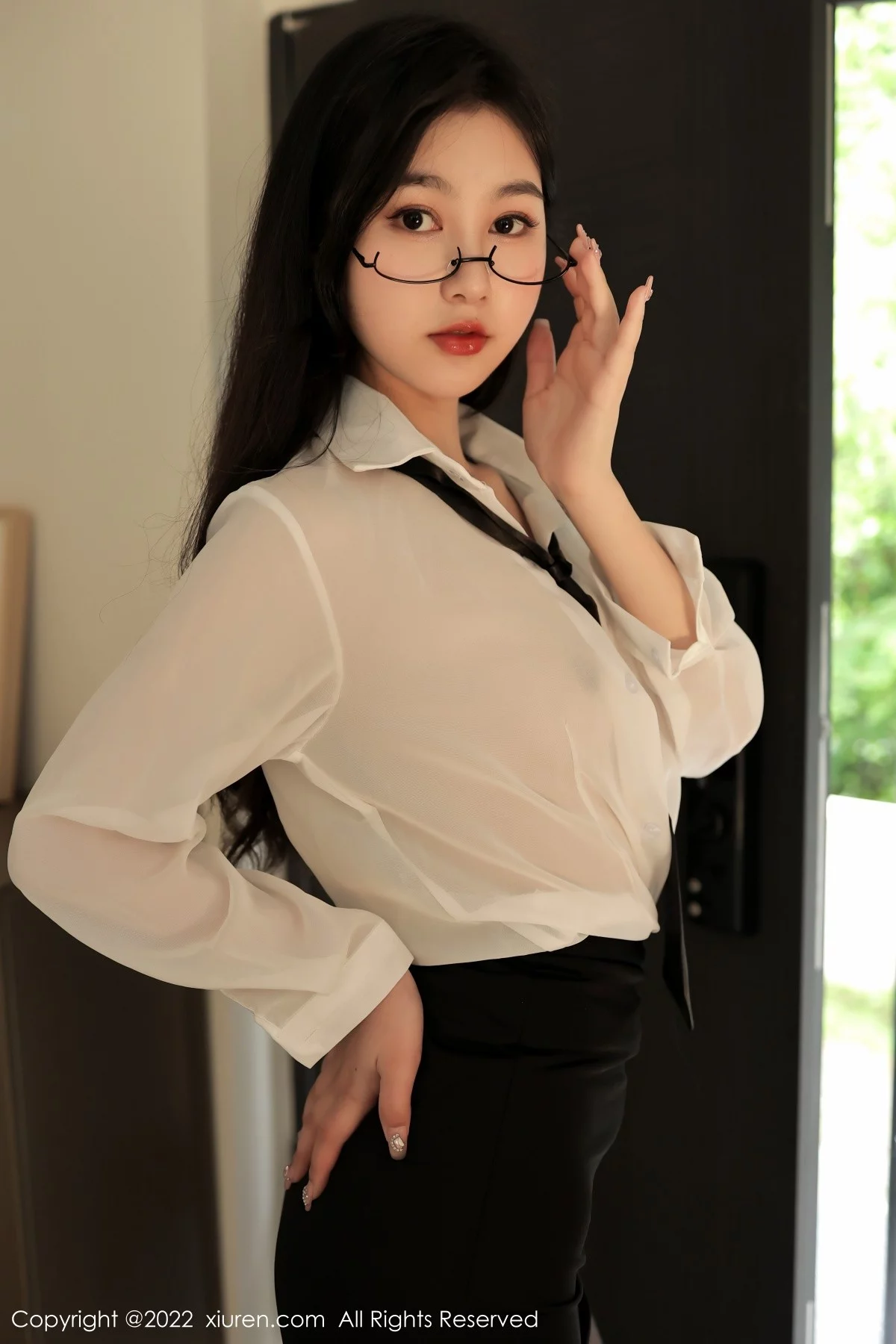 [[XiuRen秀人网]秀人网]No.5117_模特谢晚晚性感白T配黑色短裙露超薄黑丝秀翘臀美腿诱惑写真83P