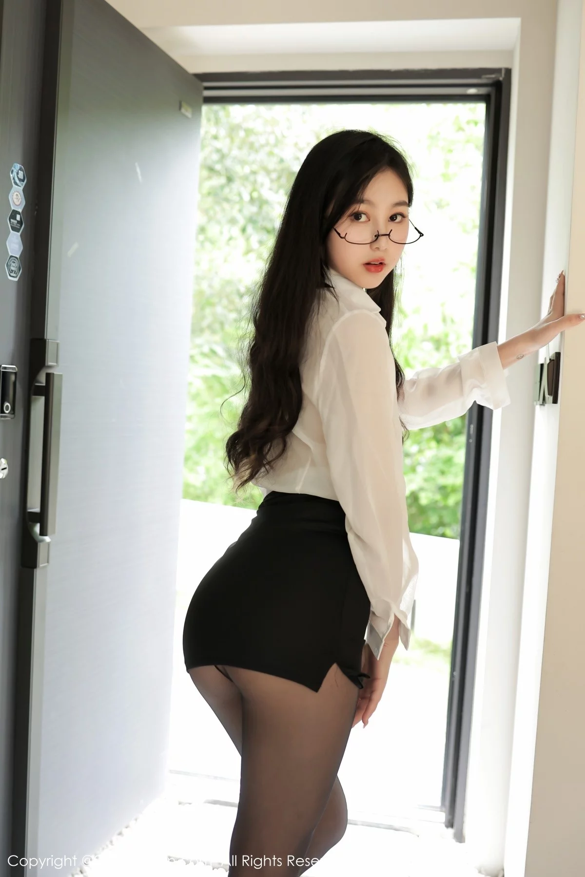 [[XiuRen秀人网]秀人网]No.5117_模特谢晚晚性感白T配黑色短裙露超薄黑丝秀翘臀美腿诱惑写真83P