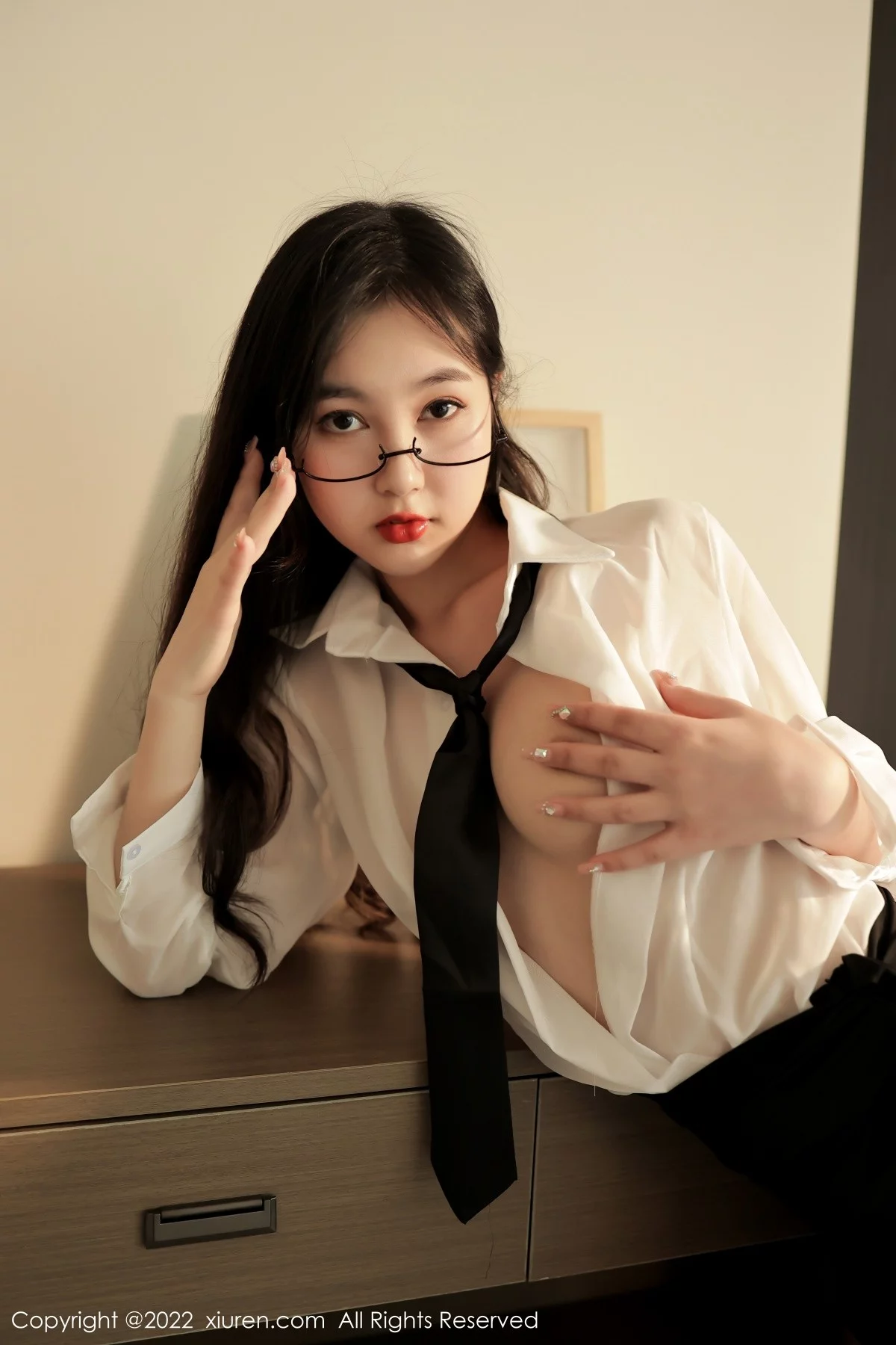 [[XiuRen秀人网]秀人网]No.5117_模特谢晚晚性感白T配黑色短裙露超薄黑丝秀翘臀美腿诱惑写真83P