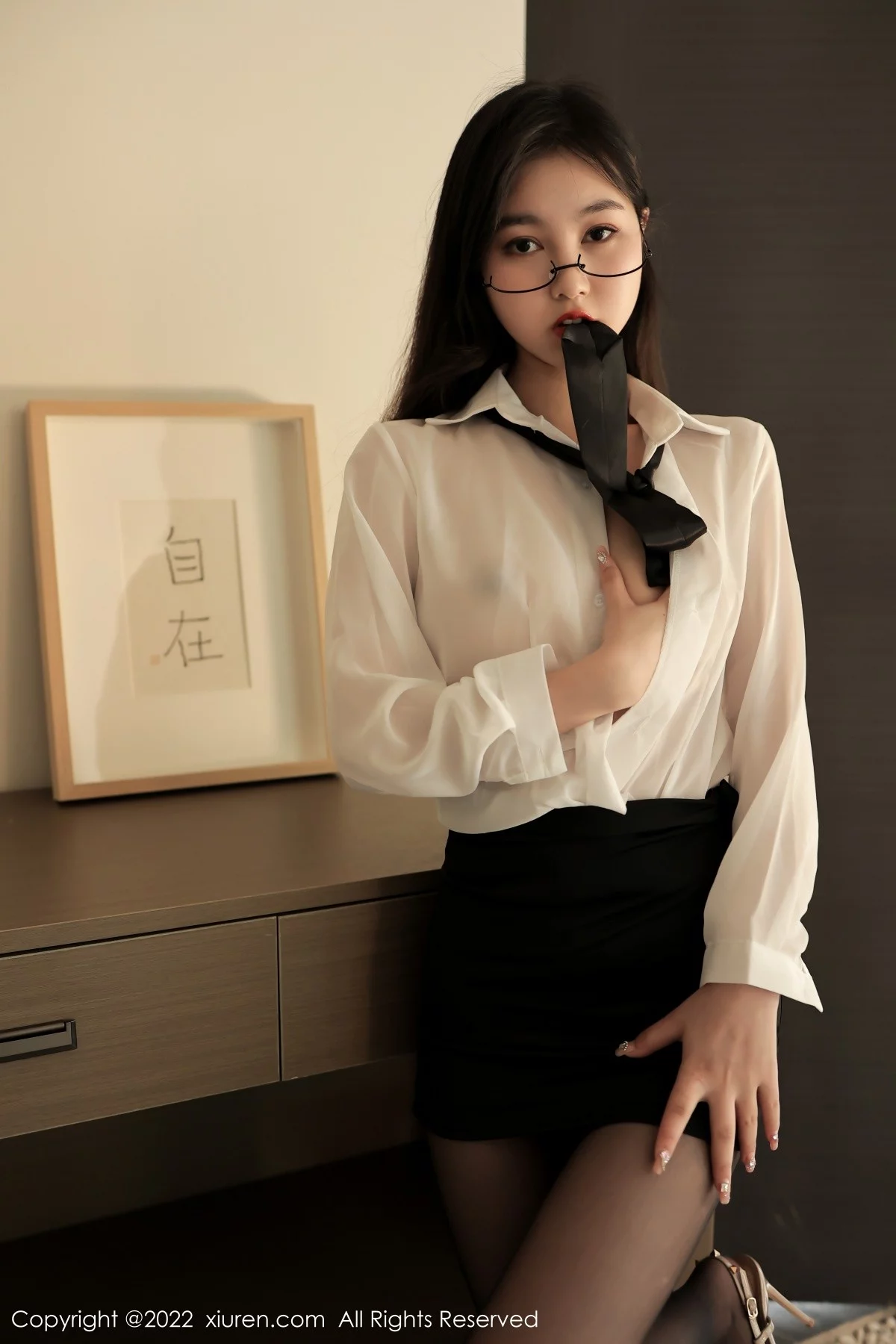 [[XiuRen秀人网]秀人网]No.5117_模特谢晚晚性感白T配黑色短裙露超薄黑丝秀翘臀美腿诱惑写真83P