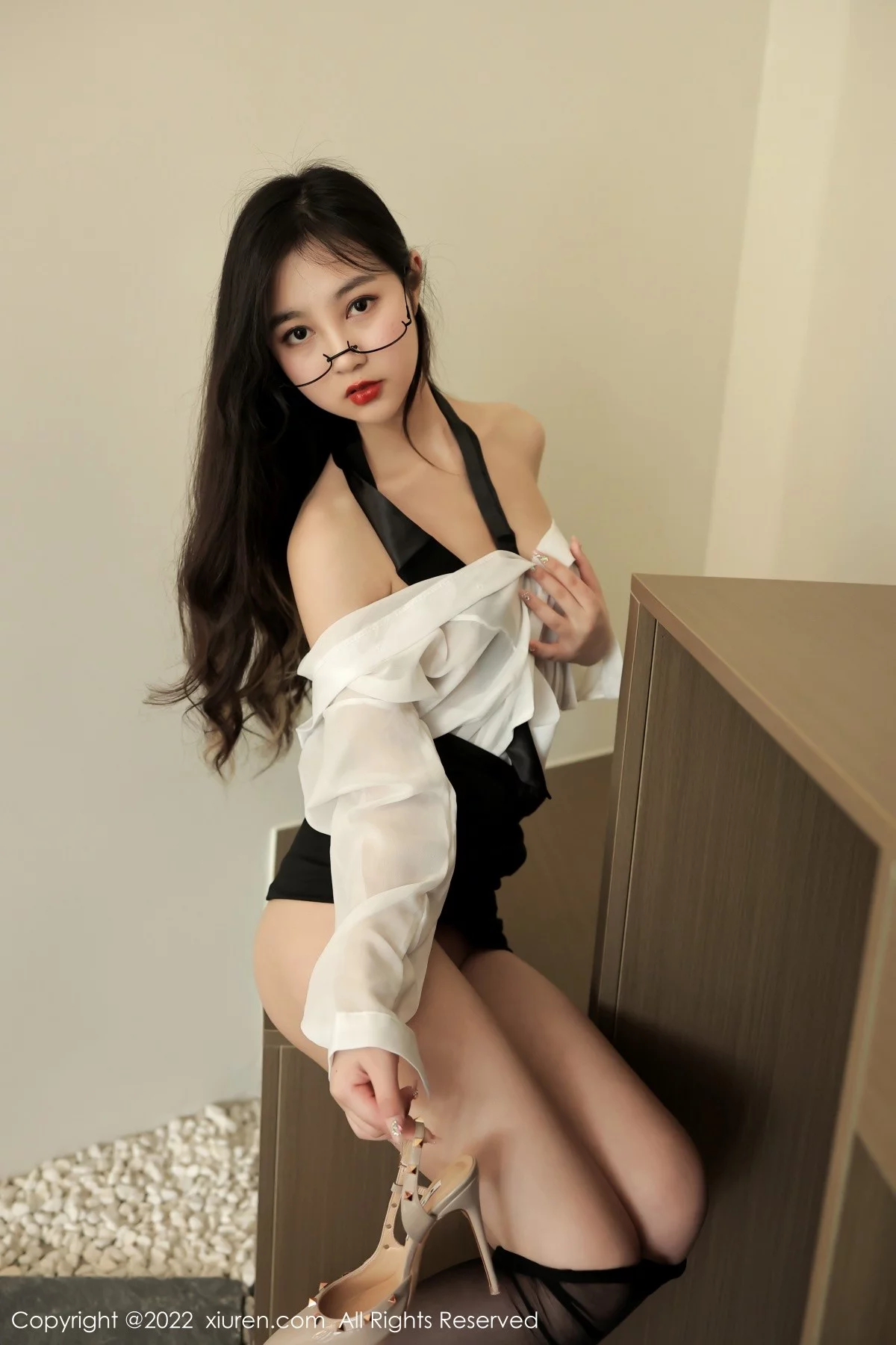 [[XiuRen秀人网]秀人网]No.5117_模特谢晚晚性感白T配黑色短裙露超薄黑丝秀翘臀美腿诱惑写真83P