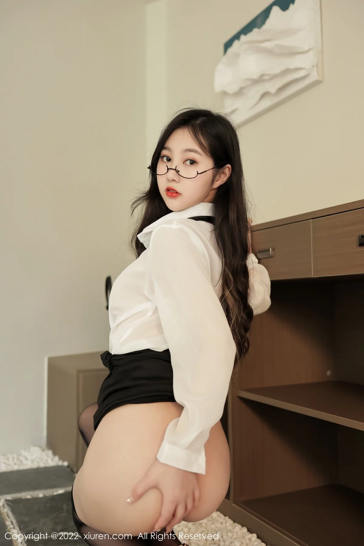 [[XiuRen秀人网]秀人网]No.5117_模特谢晚晚性感白T配黑色短裙露超薄黑丝秀翘臀美腿诱惑写真83P