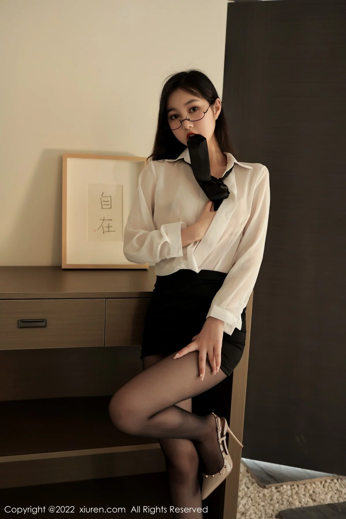 [[XiuRen秀人网]秀人网]No.5117_模特谢晚晚性感白T配黑色短裙露超薄黑丝秀翘臀美腿诱惑写真83P