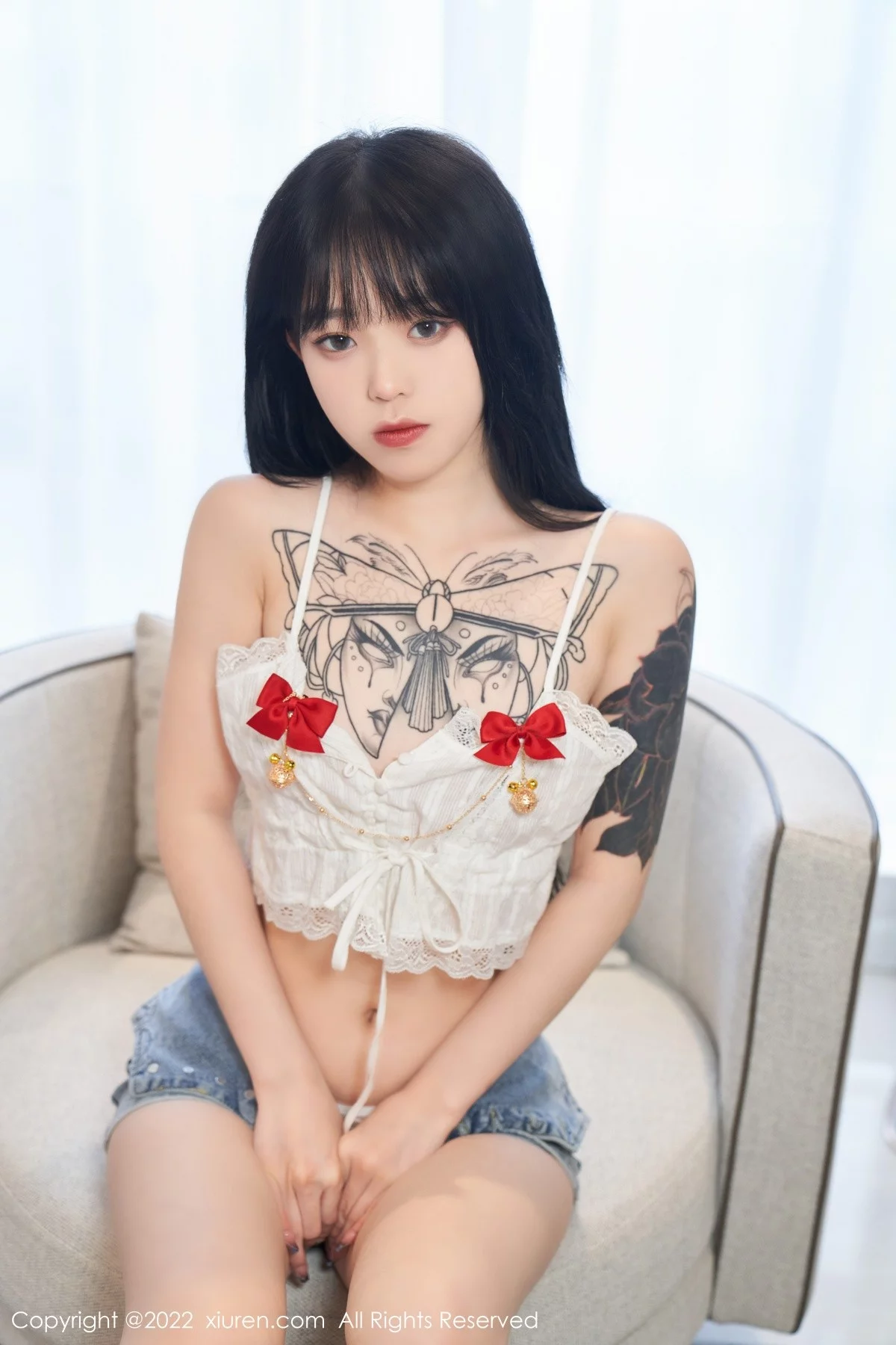 [[XiuRen秀人网]秀人网]No.5124_模特奶瓶私房性感白色吊带上衣配牛仔短裤秀曼妙身材诱惑写真73P