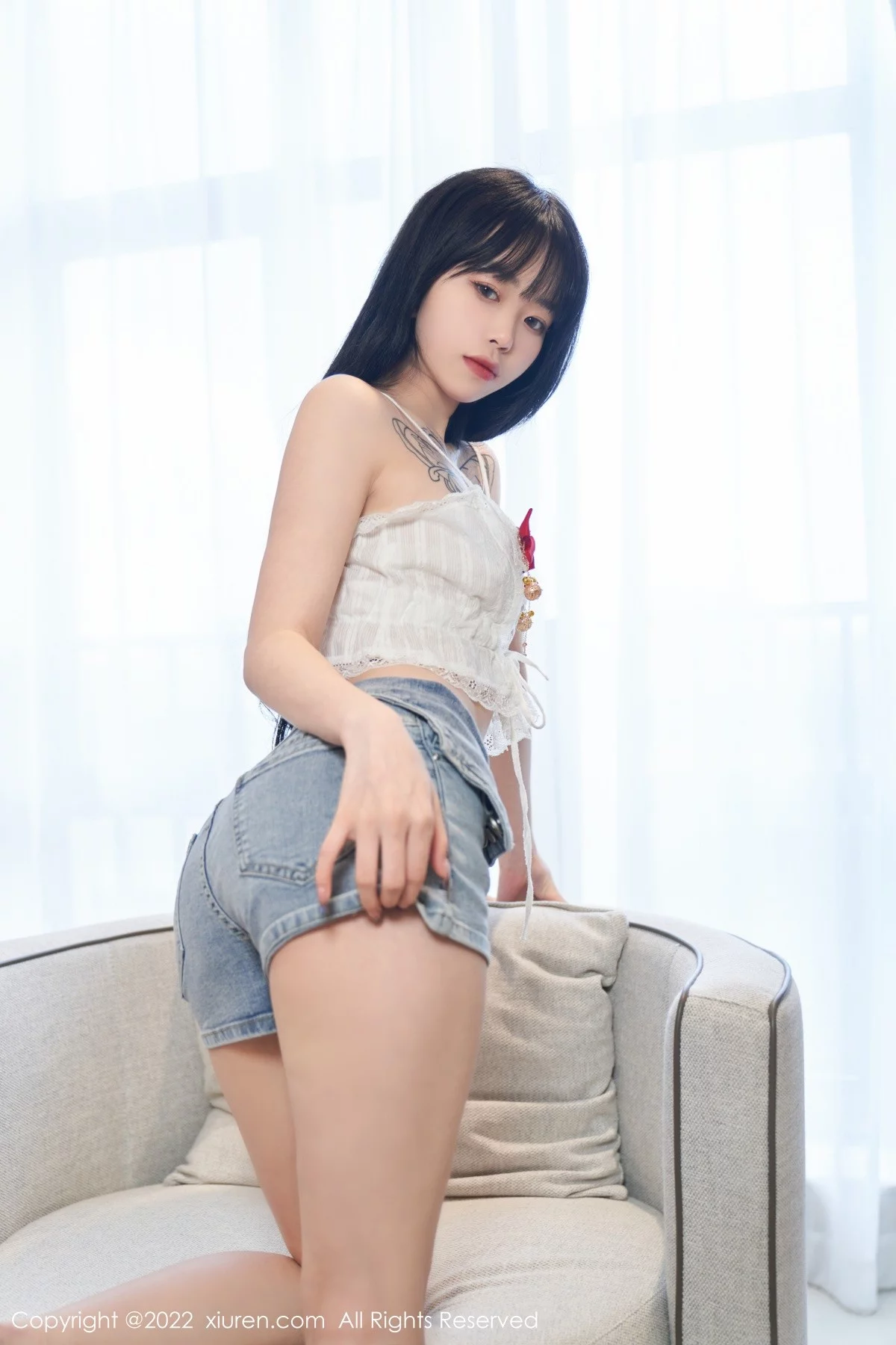 [[XiuRen秀人网]秀人网]No.5124_模特奶瓶私房性感白色吊带上衣配牛仔短裤秀曼妙身材诱惑写真73P