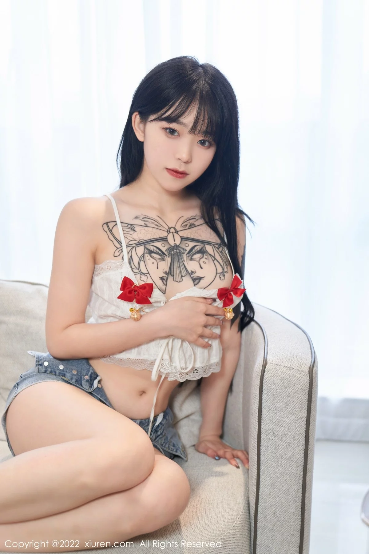 [[XiuRen秀人网]秀人网]No.5124_模特奶瓶私房性感白色吊带上衣配牛仔短裤秀曼妙身材诱惑写真73P